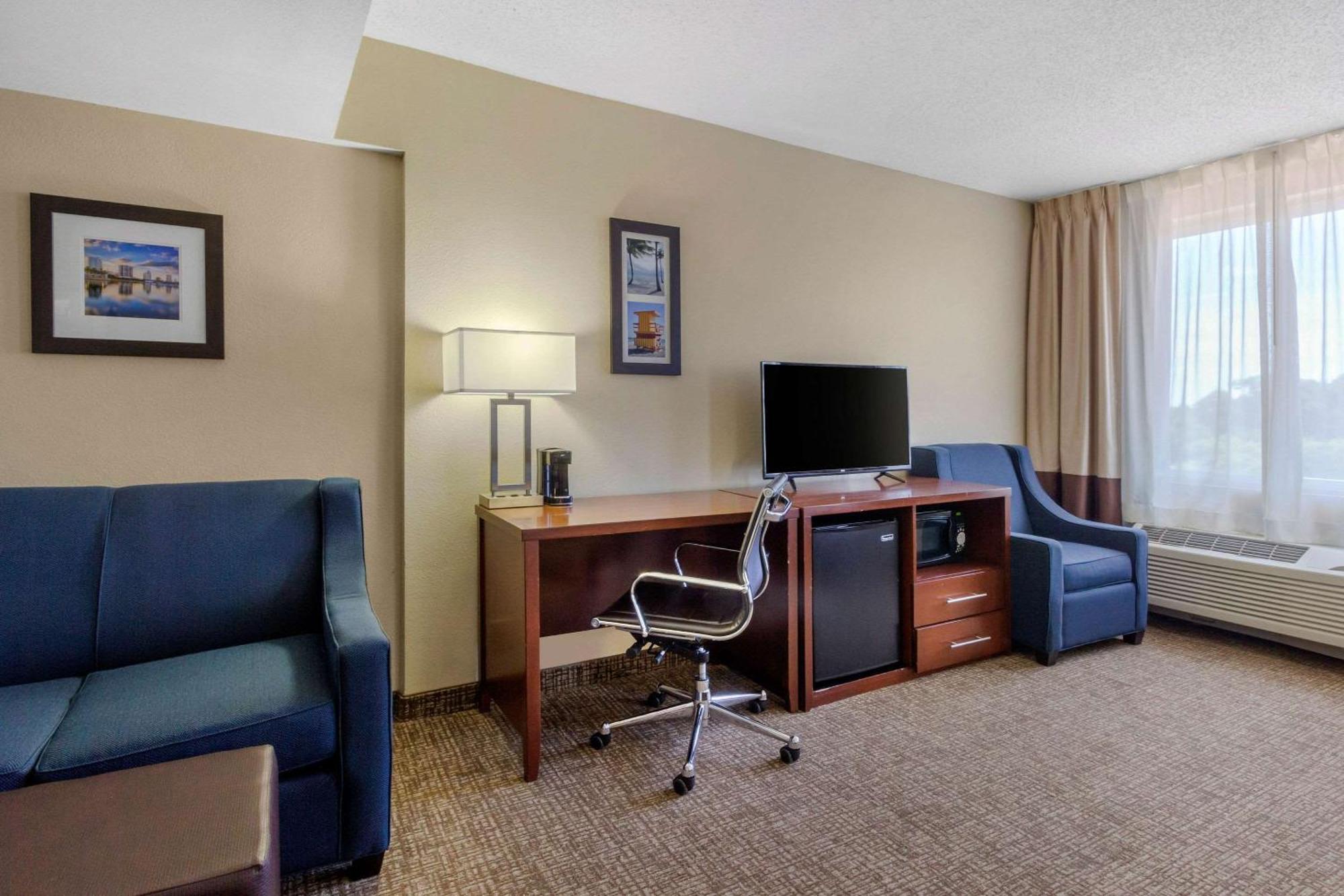 Junior Suite Two Double Beds Sofa Bed Non-Smoking