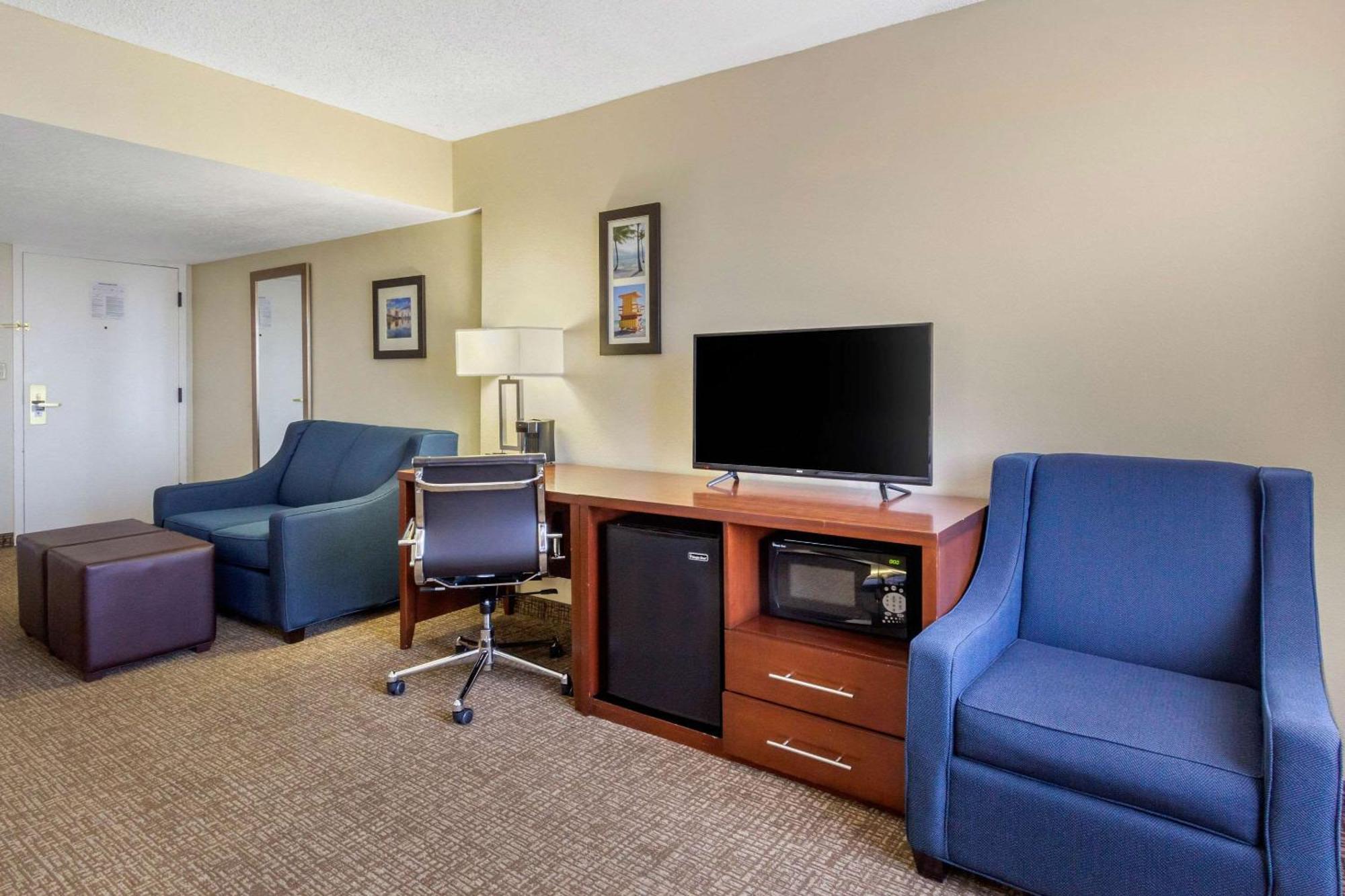 Junior Suite Two Double Beds Sofa Bed Non-Smoking