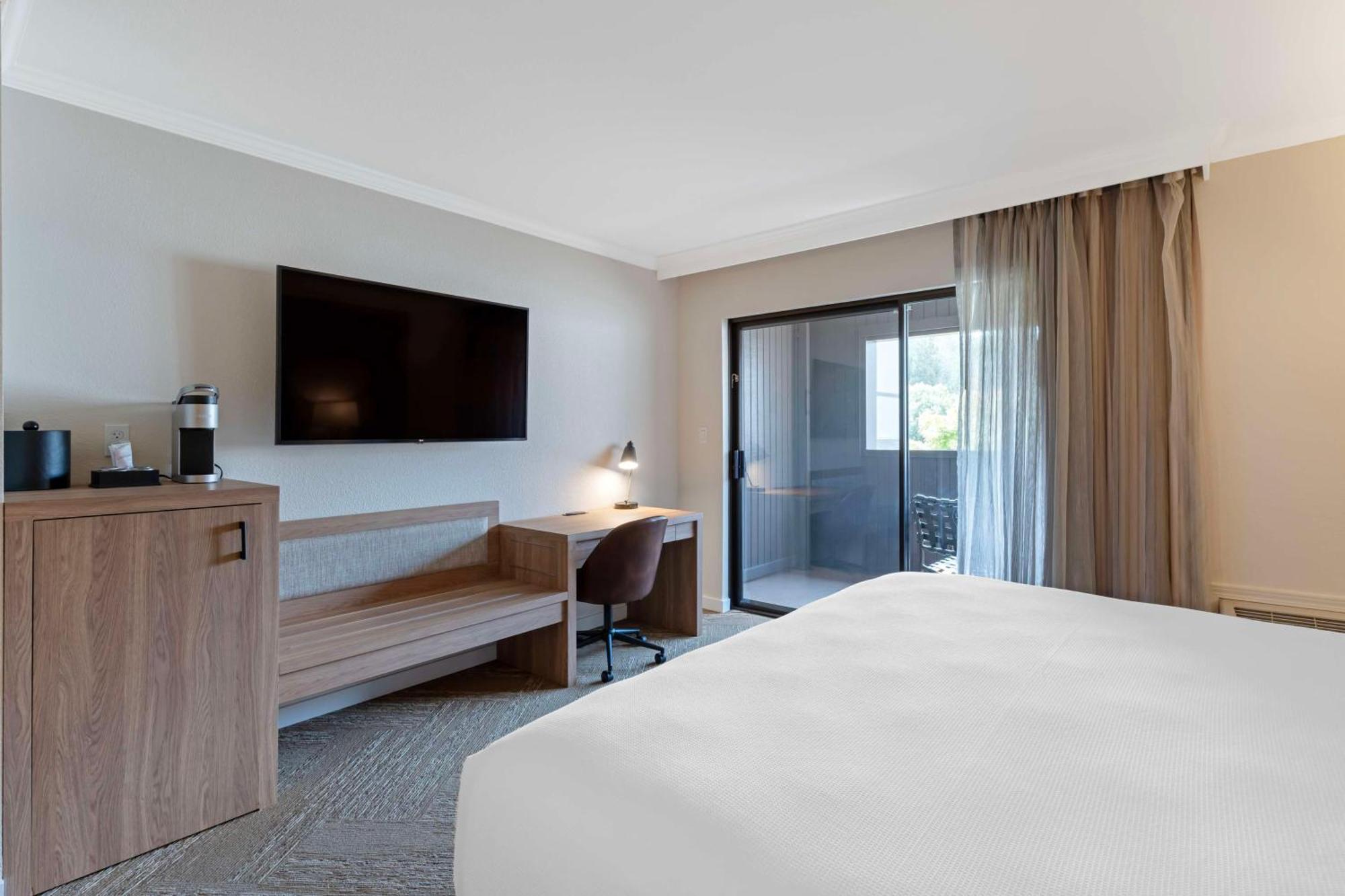 King Room with Walk-In Shower and Balcony - Interior Entrance/Non-Smoking