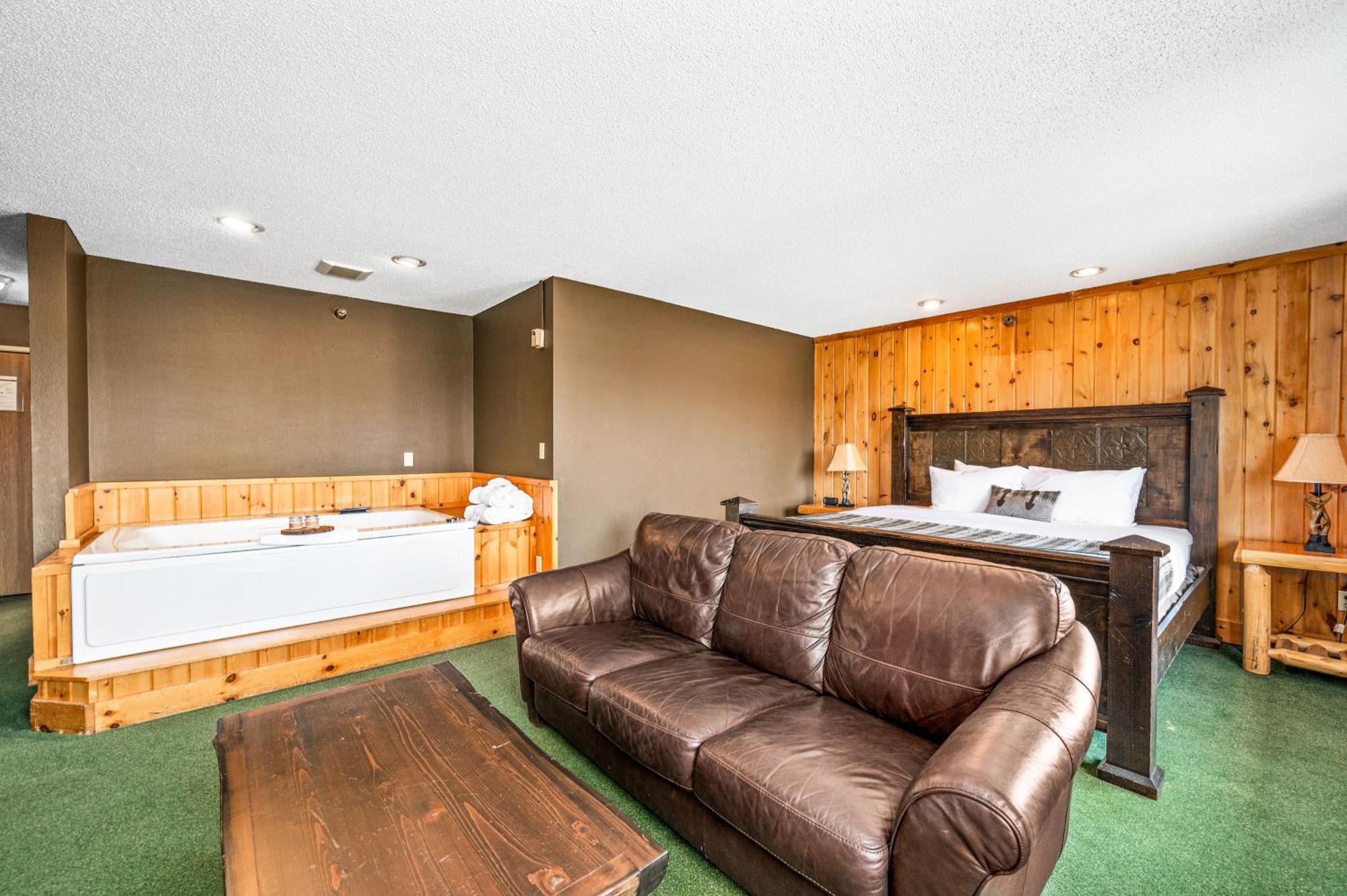 King Whirlpool Spa Guest Room