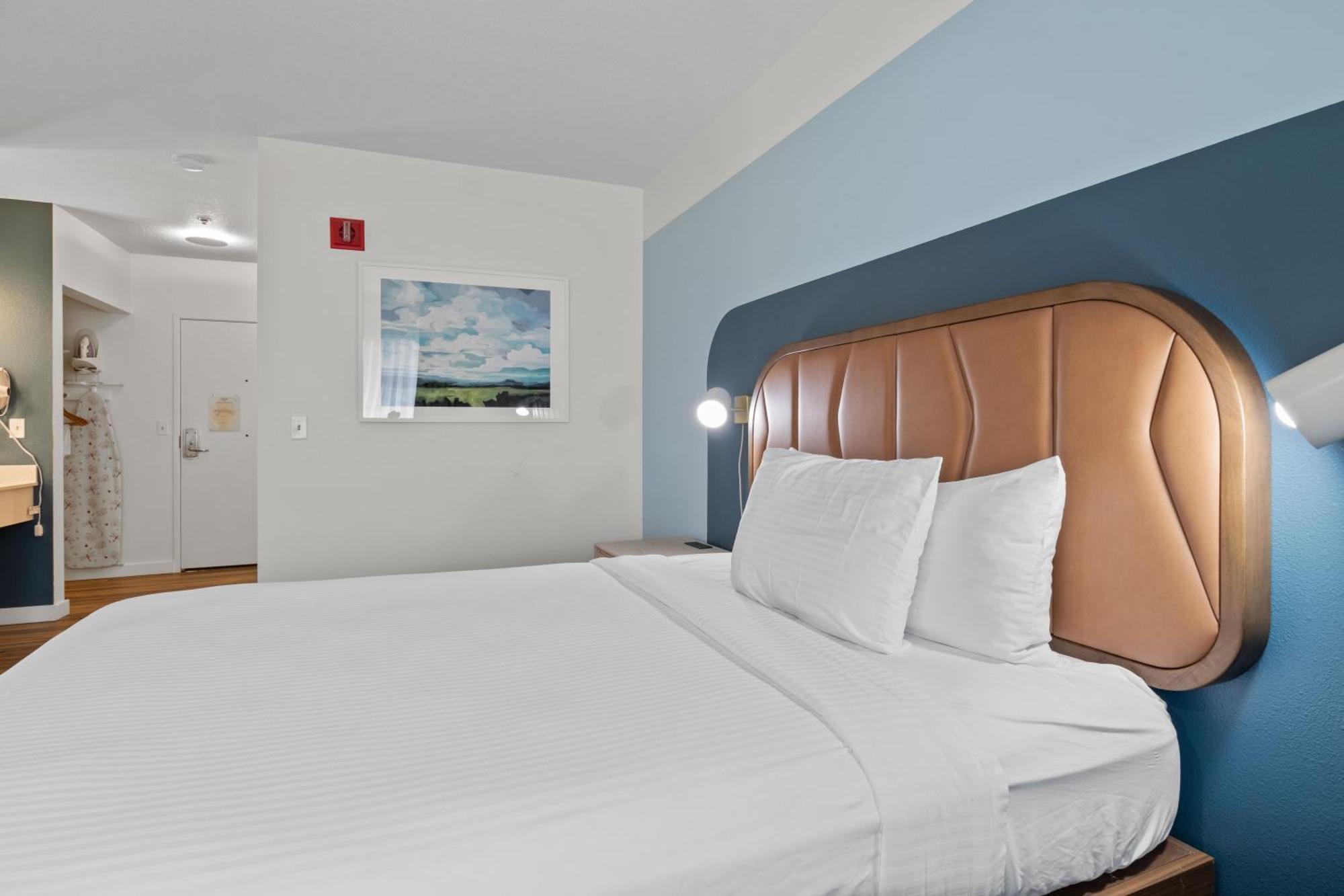 Queen Room Hillside View
