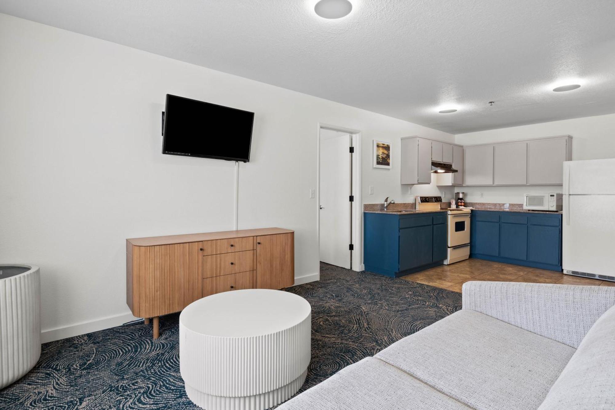 One-Bedroom Suite Kitchen Hillside View Pet Friendly