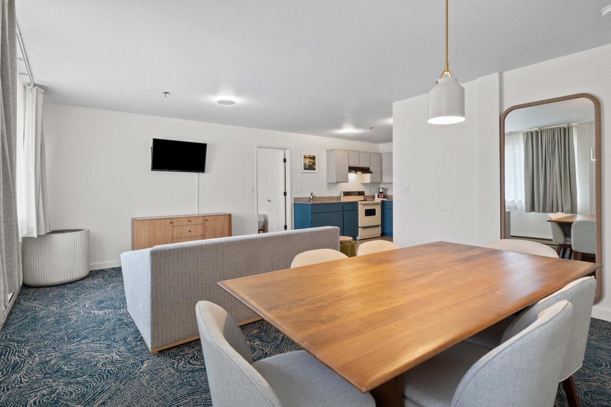 One-Bedroom Suite Kitchen Hillside View Pet Friendly