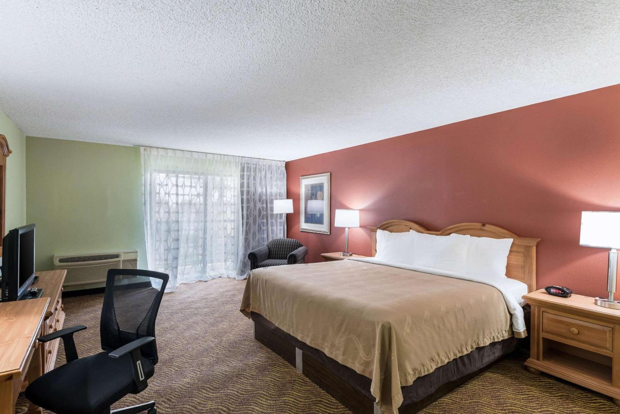 Deluxe Oversized King Room Patio Non-Smoking