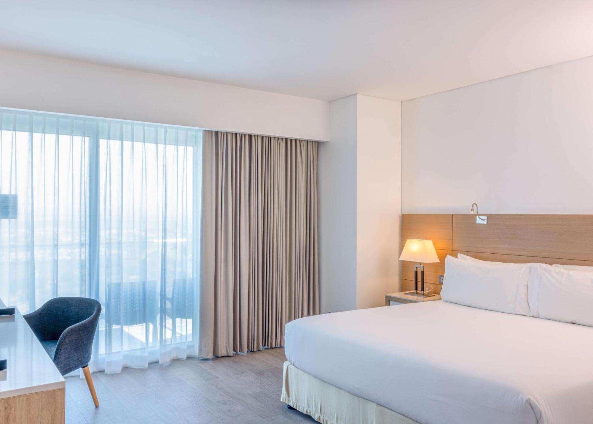 Junior Queen Suite City View