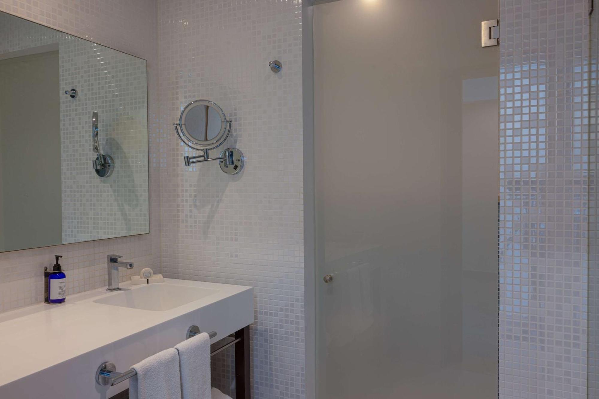 Junior Queen Suite City View