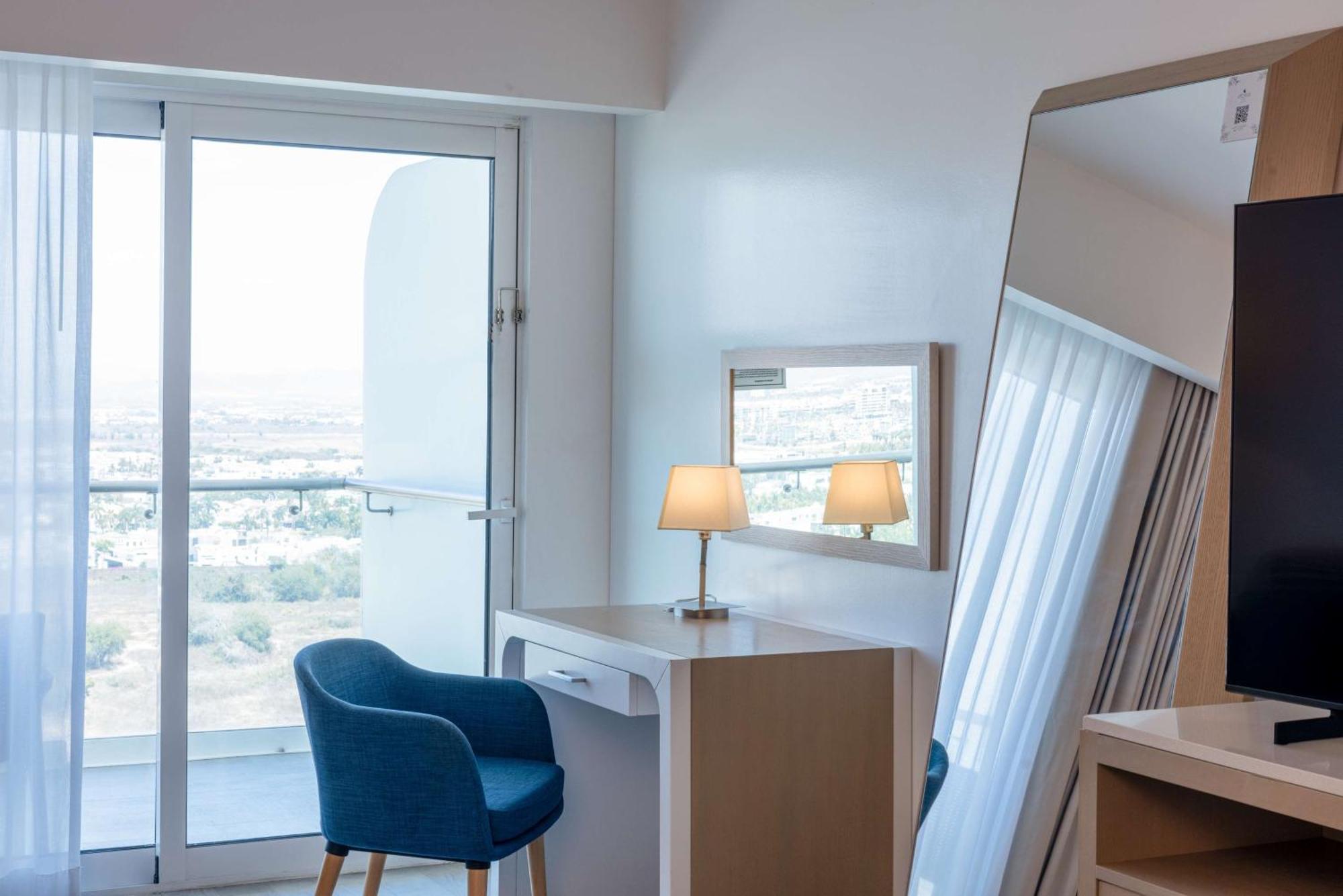 Junior Queen Suite City View