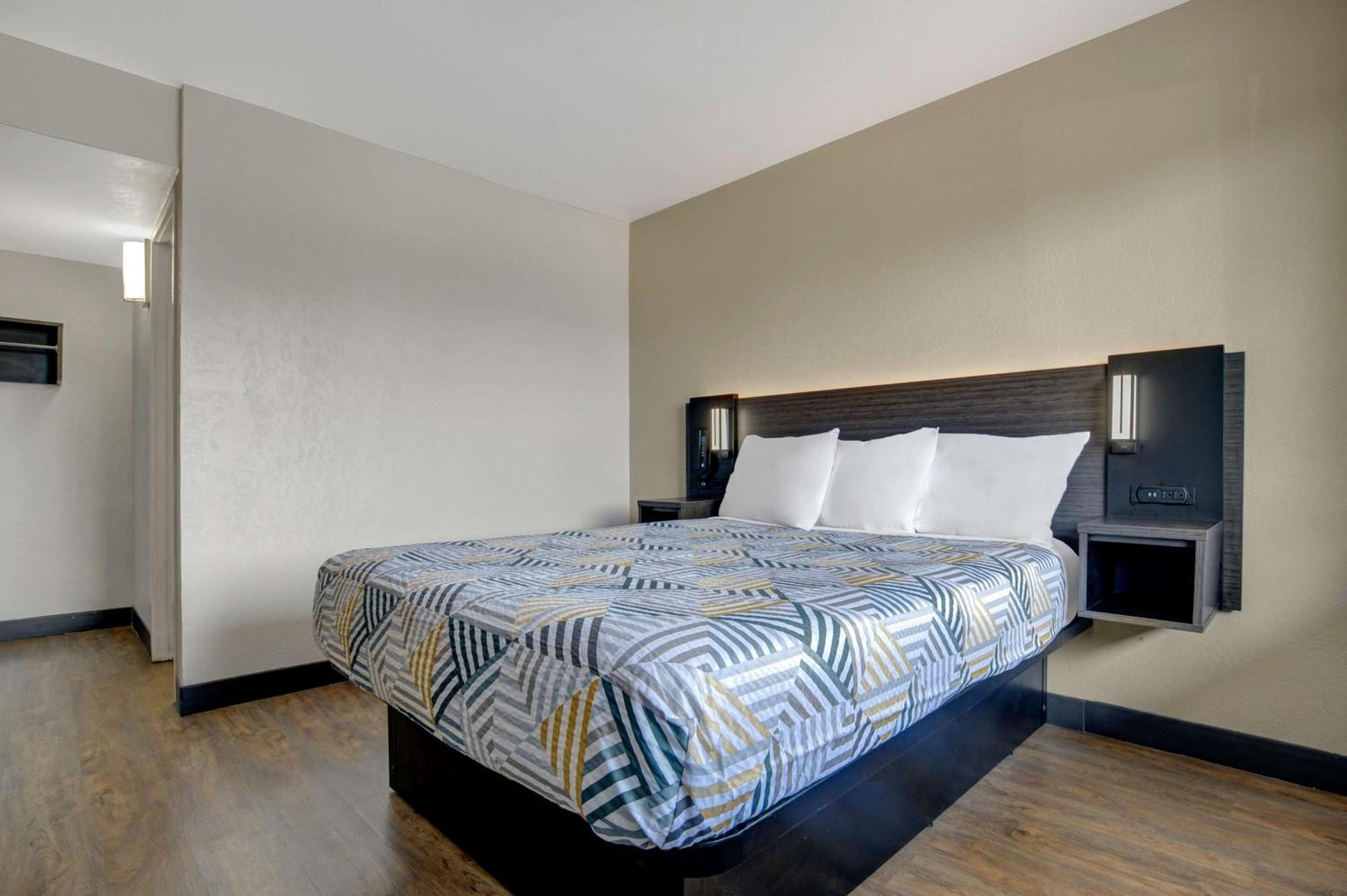 1 Queen Bed | Non-Smoking Micfridge
