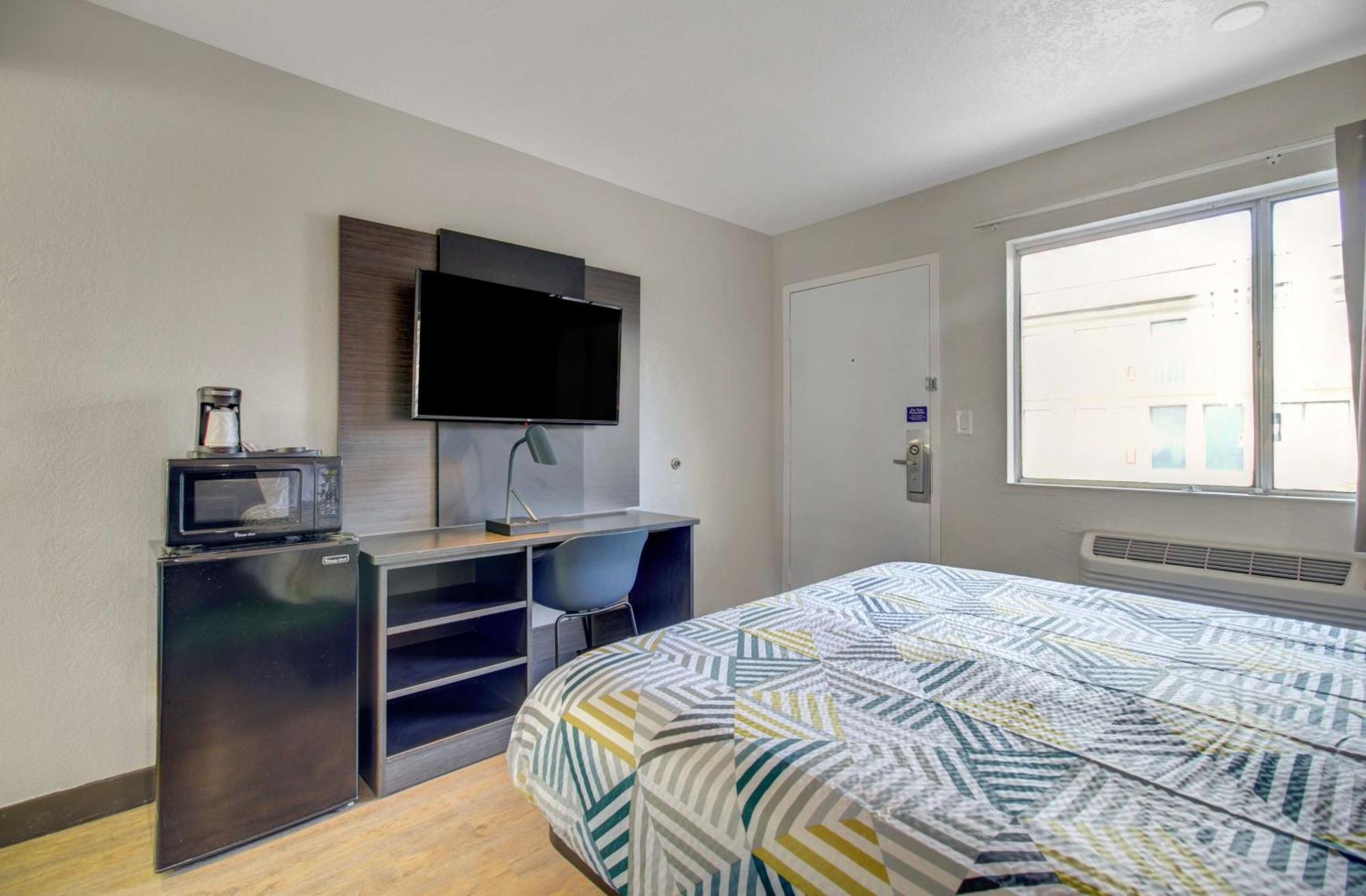 1 Queen Bed | Non-Smoking Micfridge
