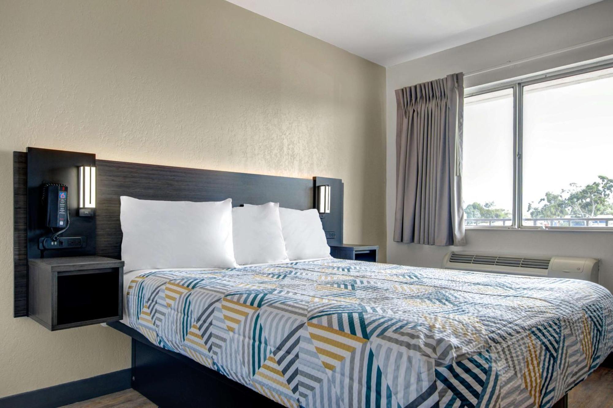 1 Queen Bed | Non-Smoking Micfridge