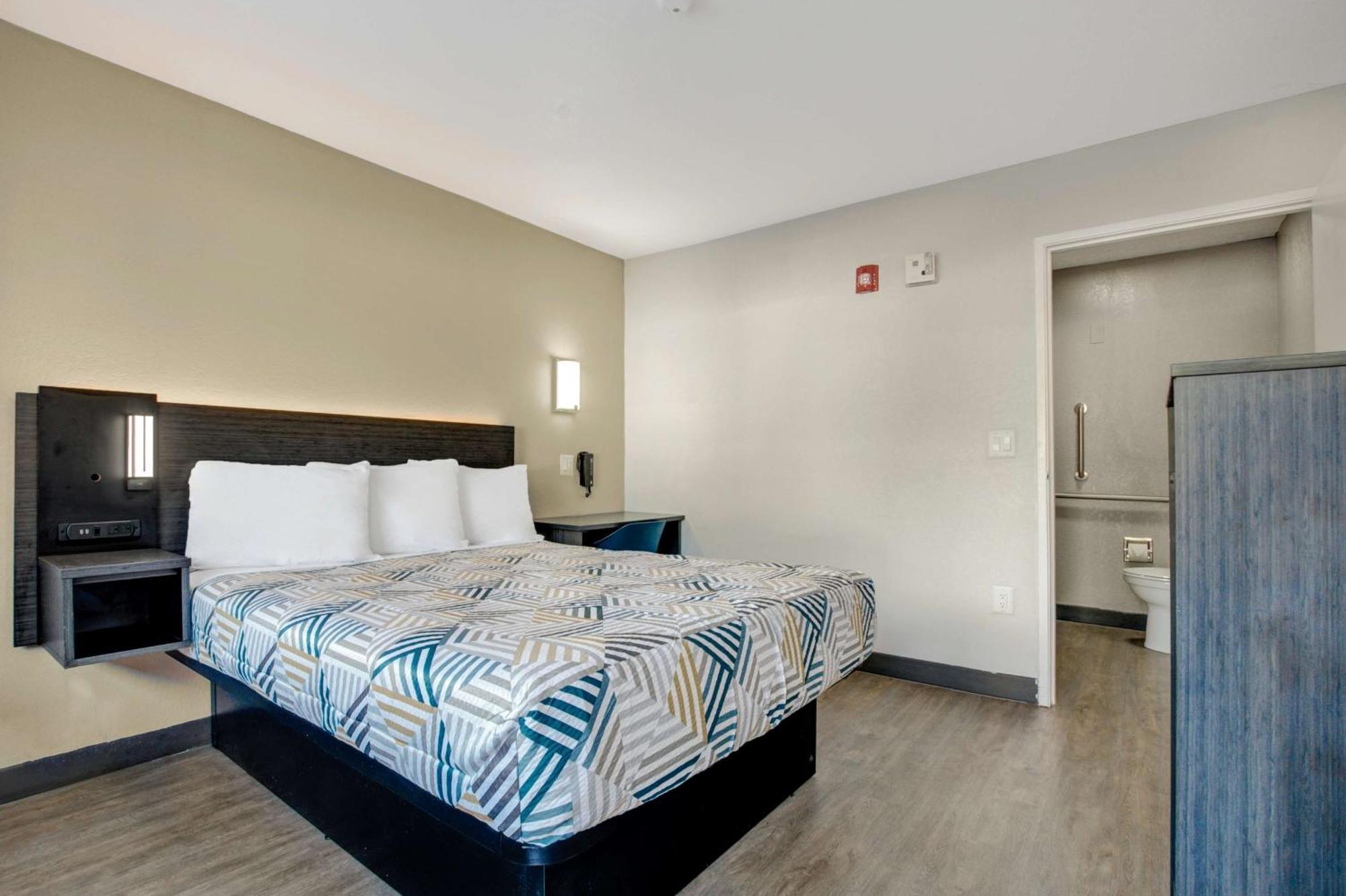 1 Queen Bed | Mobil Access Tub Nsmk Micfridge