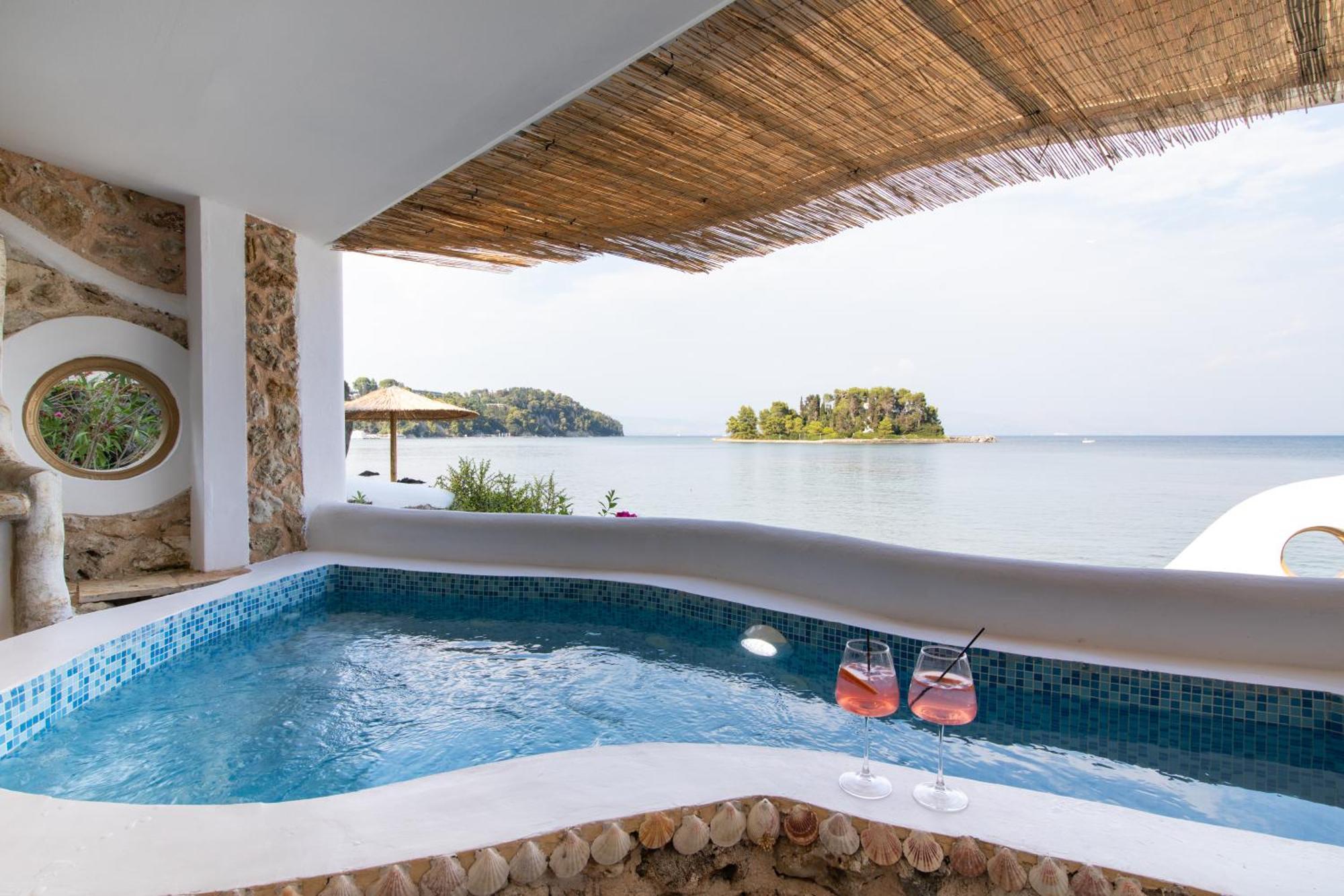 Bungalow water front mini pool