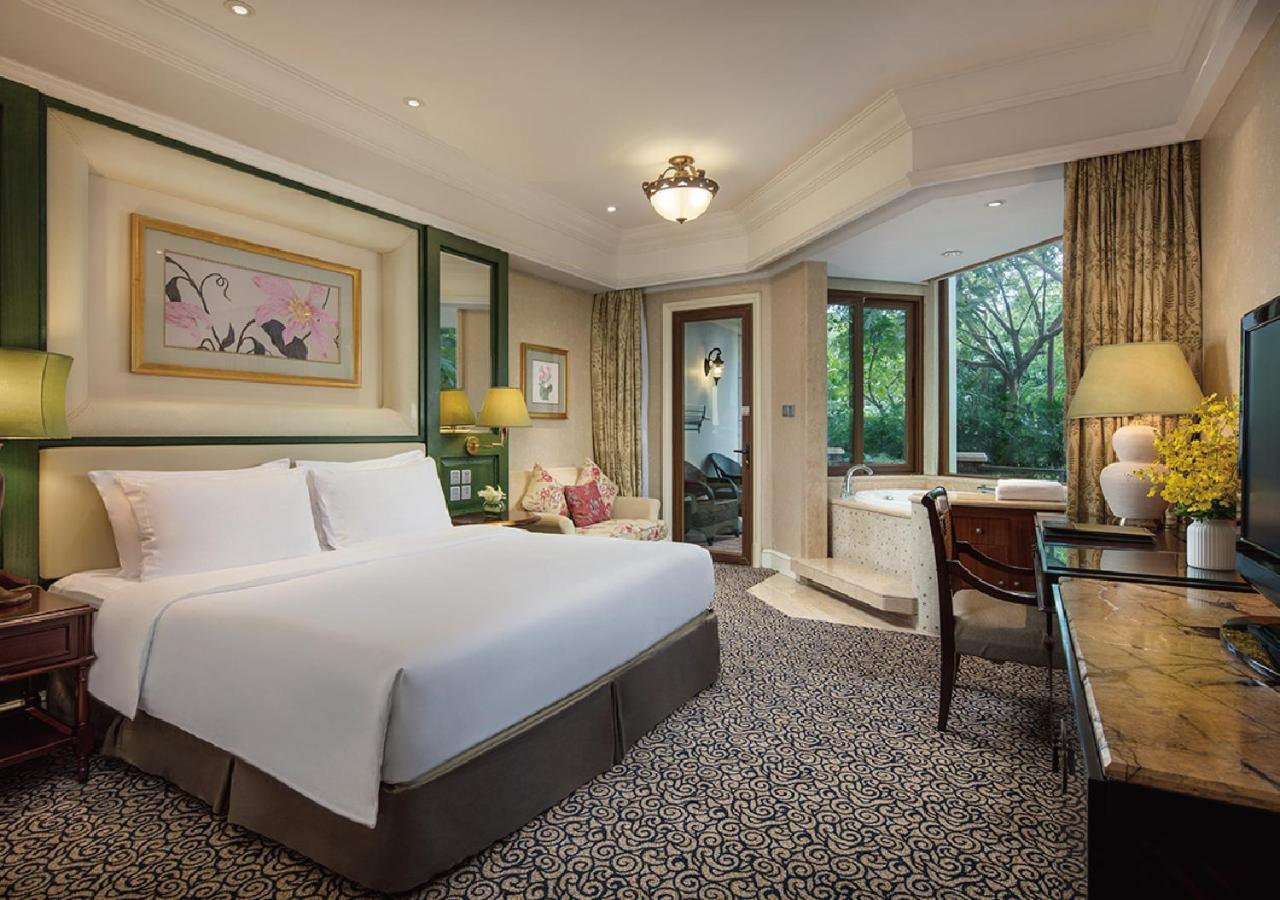 Queen Room Garden View