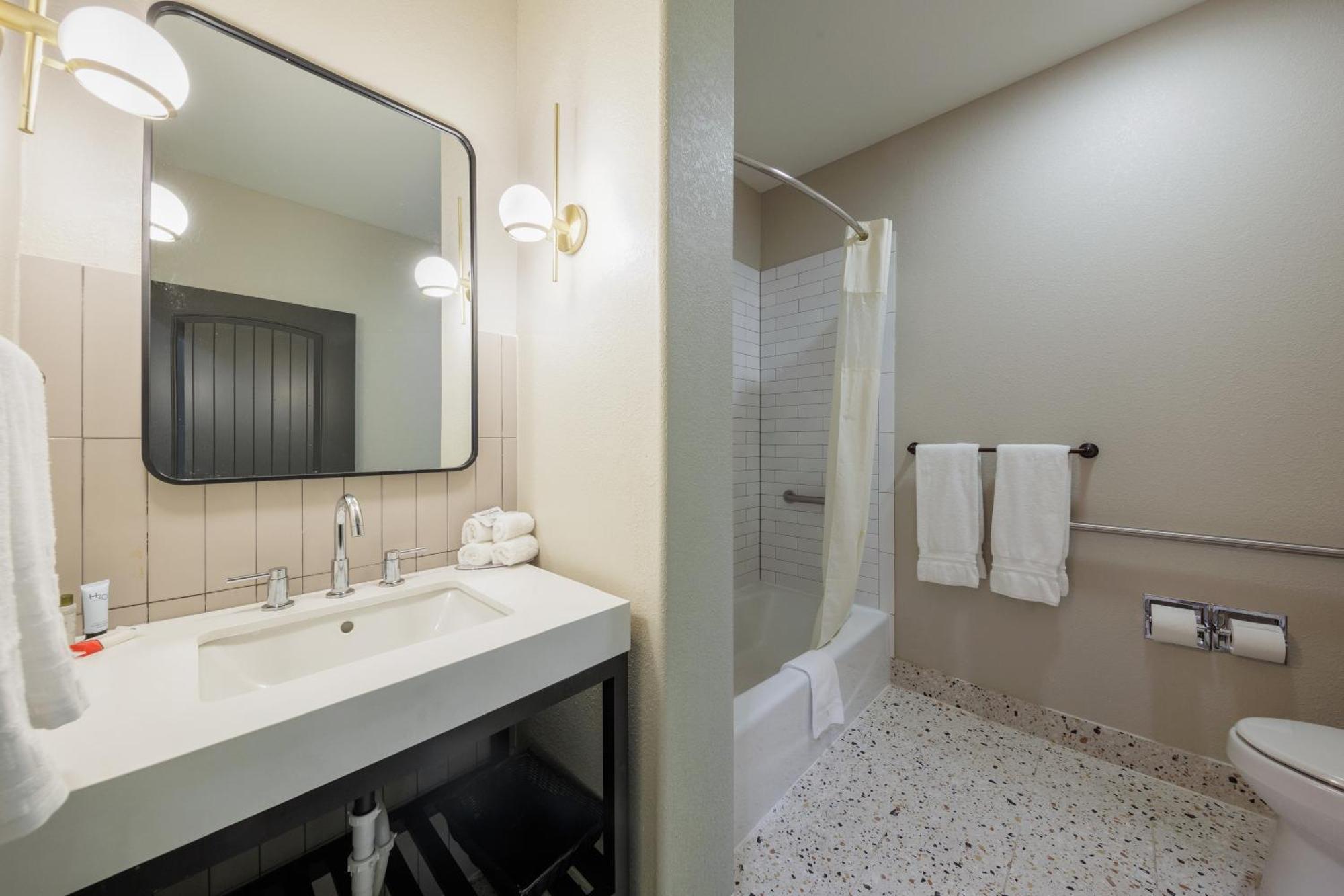 Standard Double Queen Suite