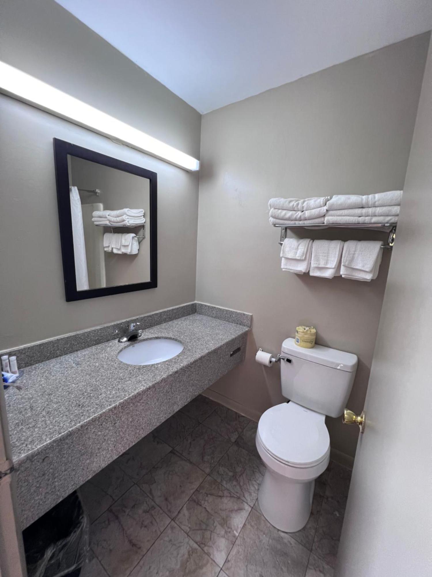 Queen Suite Two Queen Beds One Double Bed Non Smoking