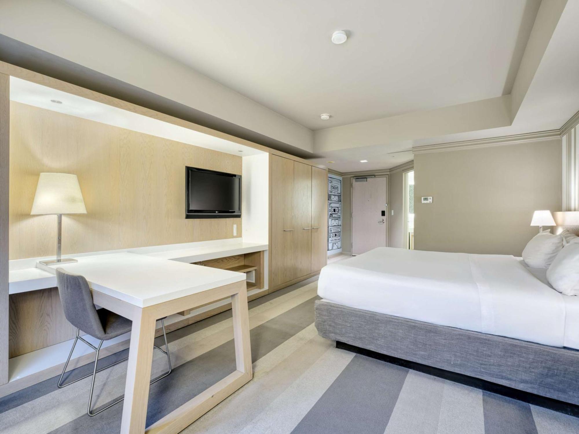 Deluxe King Room Atrium View