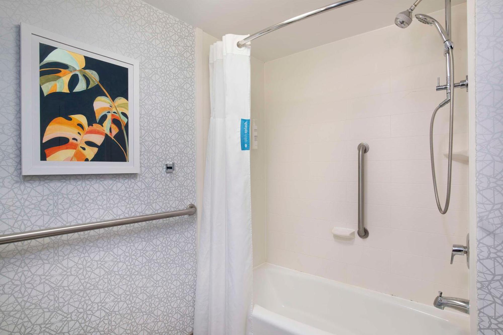 Queen Room Bath Tub Disability Access or Non-Smoking