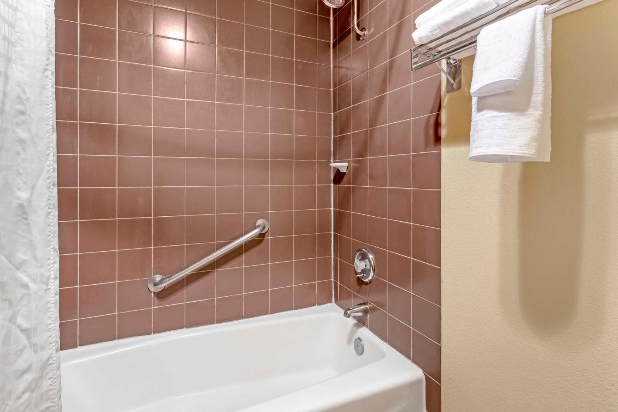 One-Bedroom Queen Suite Two Queen Beds Sofa Bed Kitchen or Non-Smoking