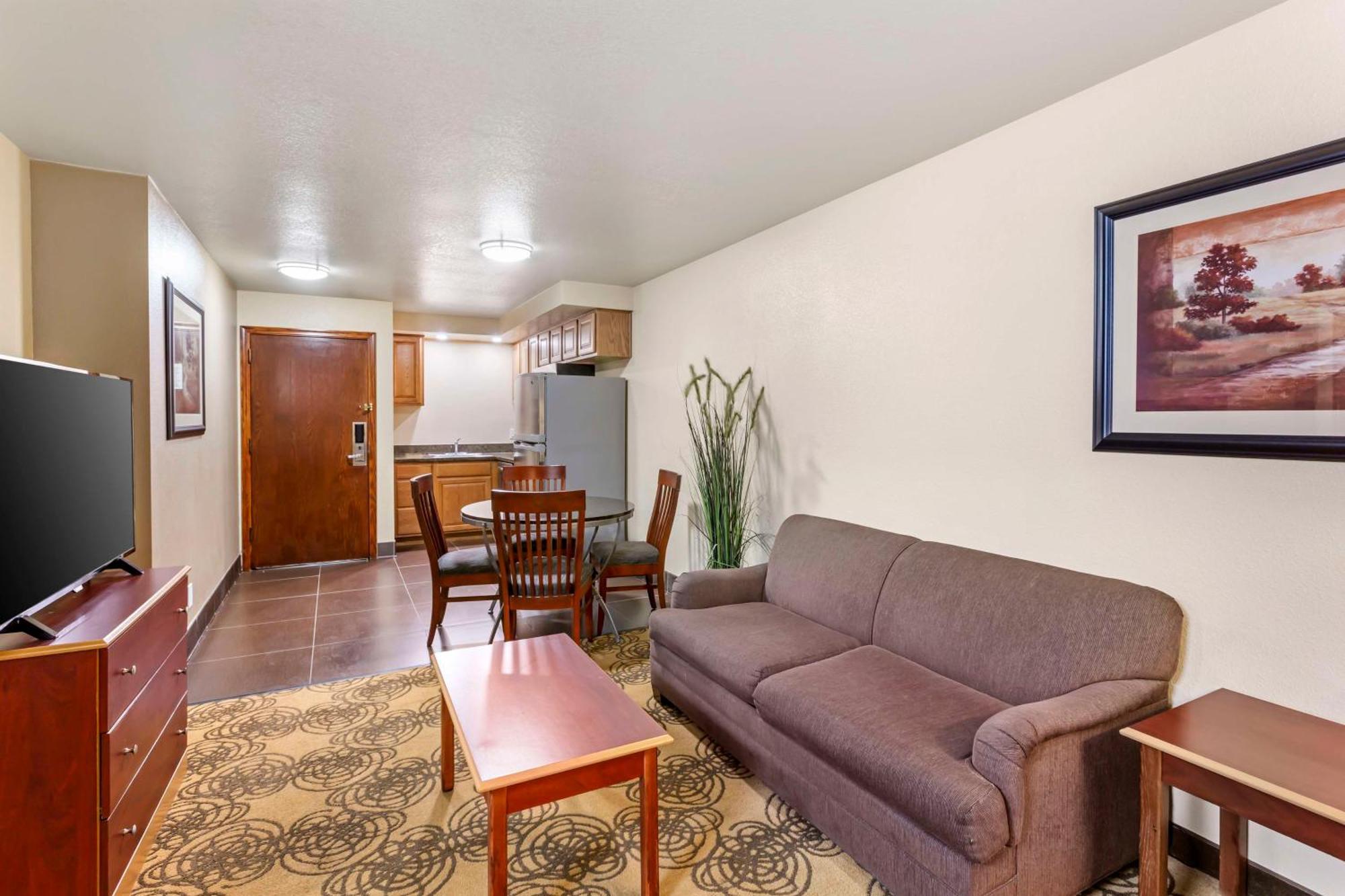 One-Bedroom Queen Suite Two Queen Beds Sofa Bed Kitchen or Non-Smoking