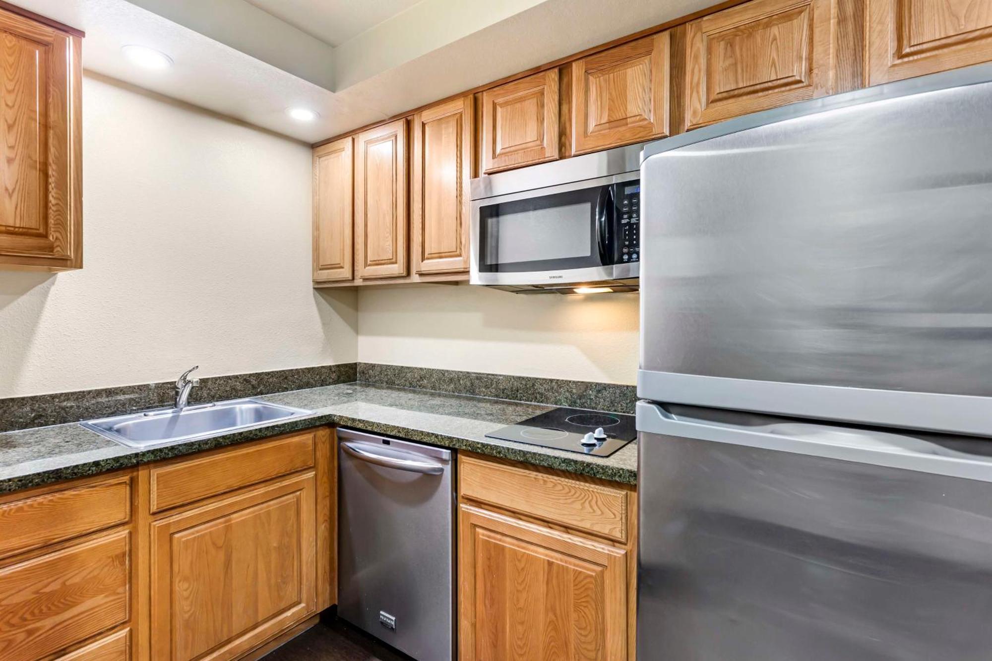 One-Bedroom Queen Suite Two Queen Beds Sofa Bed Kitchen or Non-Smoking