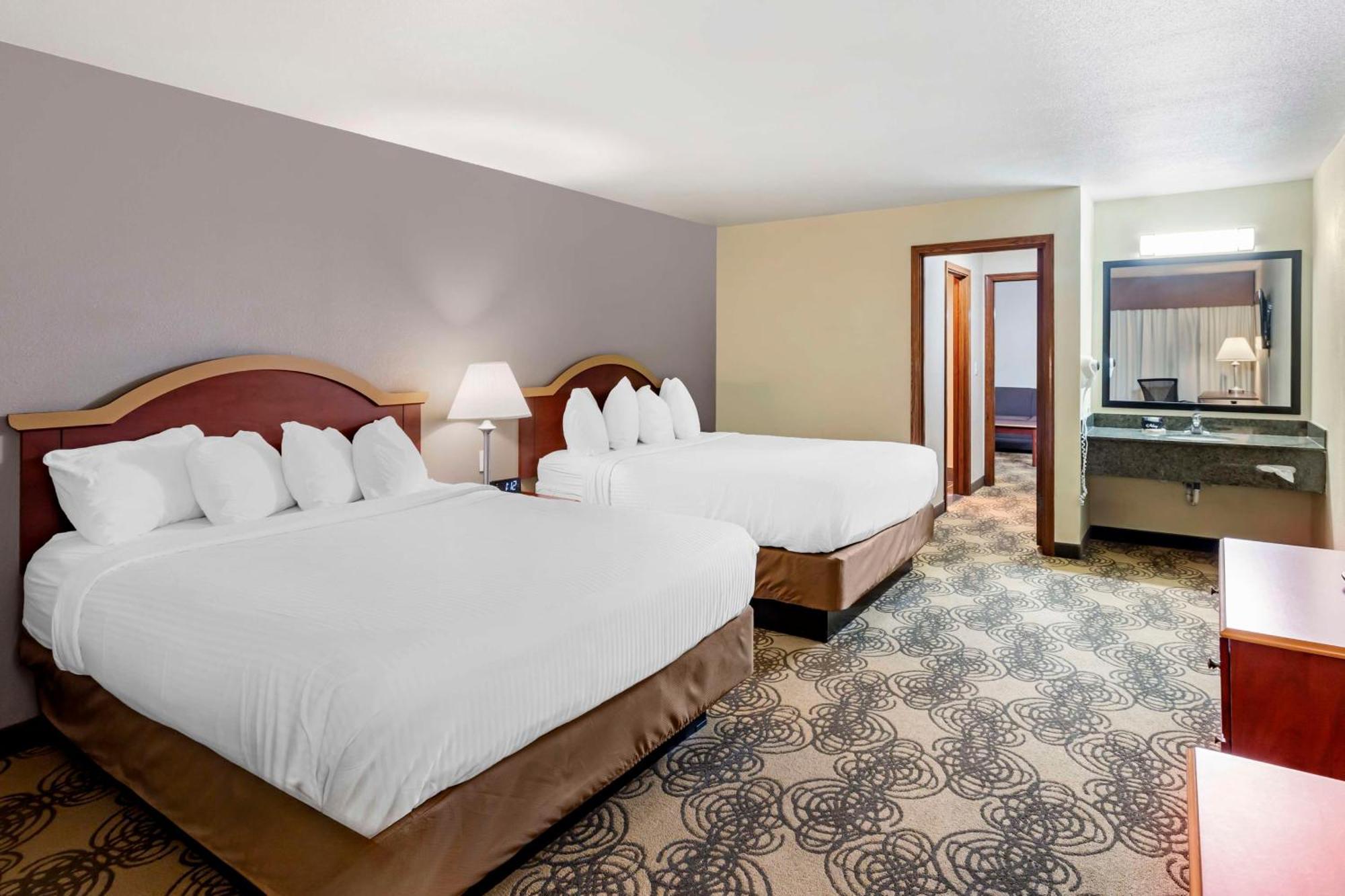 One-Bedroom Queen Suite Two Queen Beds Sofa Bed Kitchen or Non-Smoking