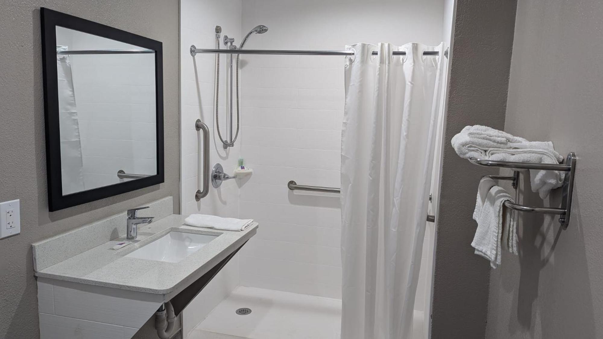Queen Room Disability Access Roll Shower,1602975818:JPEG