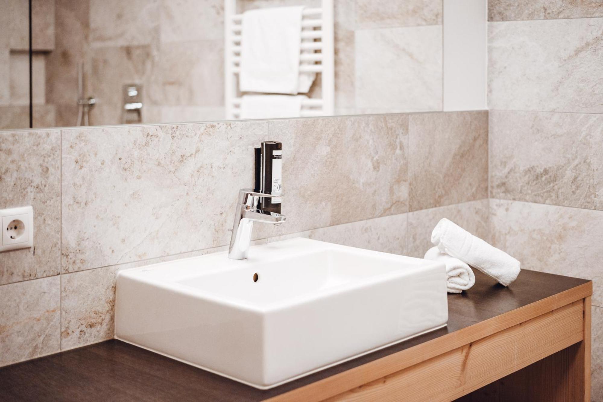 Deluxe Double Room with Shower,1603738301:JPEG