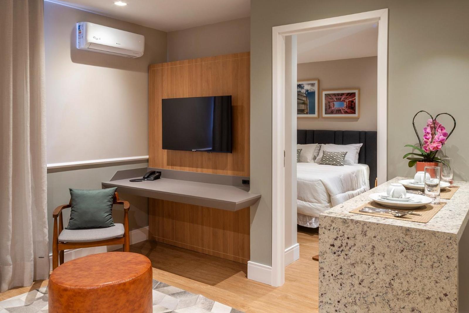Quarto Executivo com 1 Cama Queen-size e Sofá