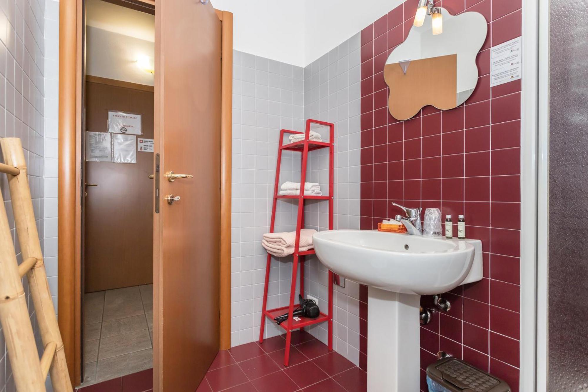 Deluxe Double Room Shower