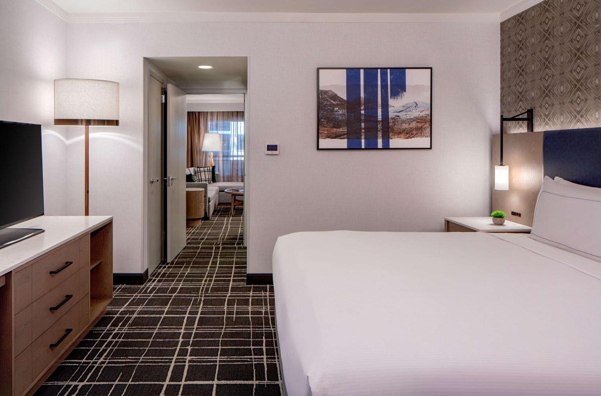 One-Bedroom King Suite Mobility Accessible Tub