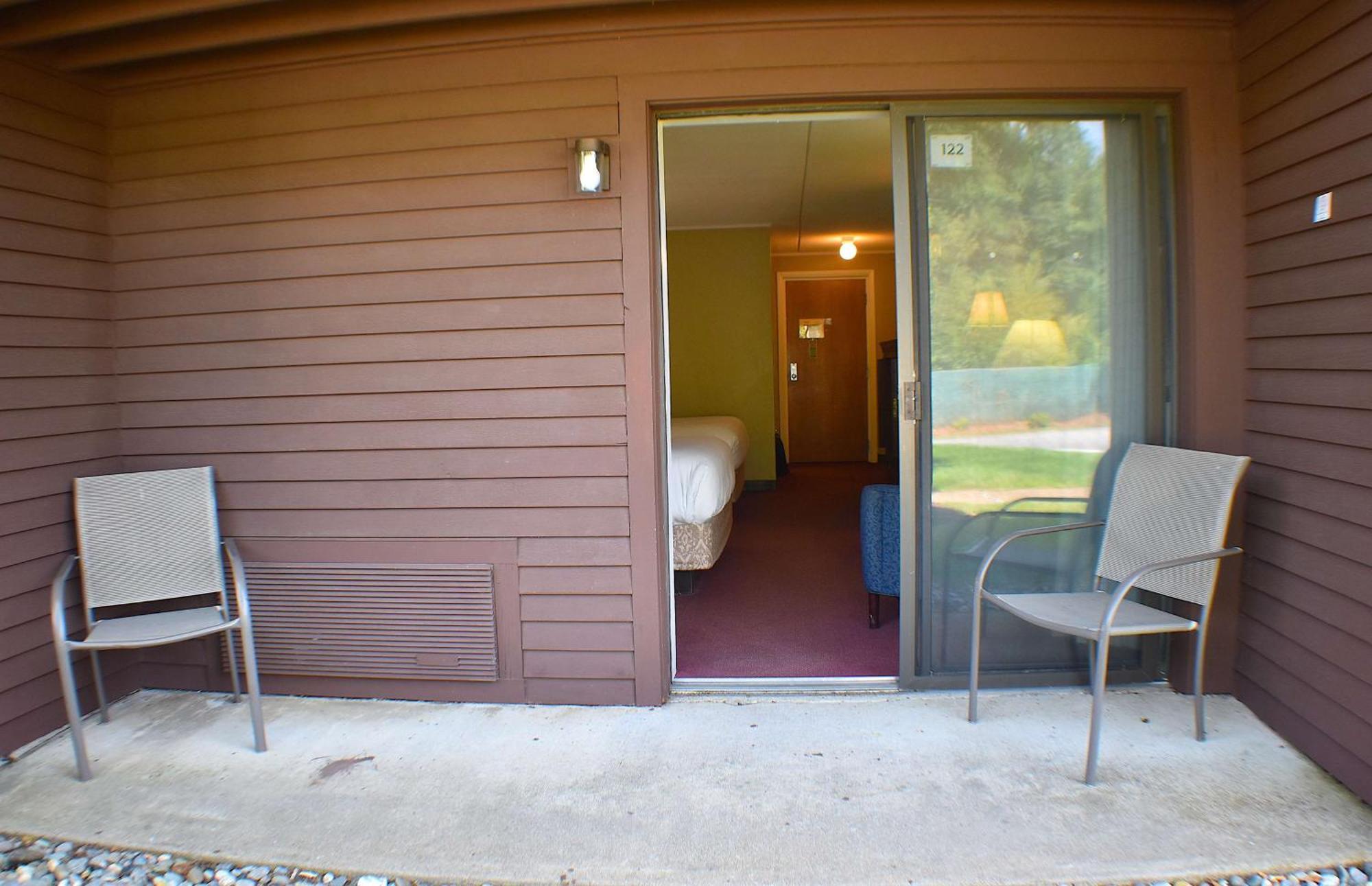 Premium Two Queens | Patio | Adjoining Capable