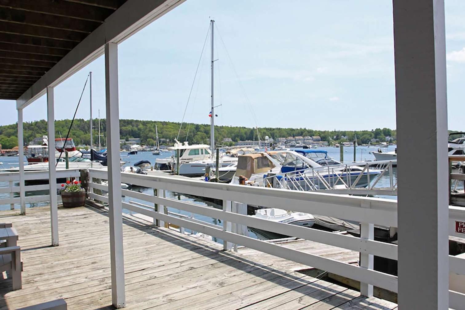 Two Queens Tug or Wharf Pier