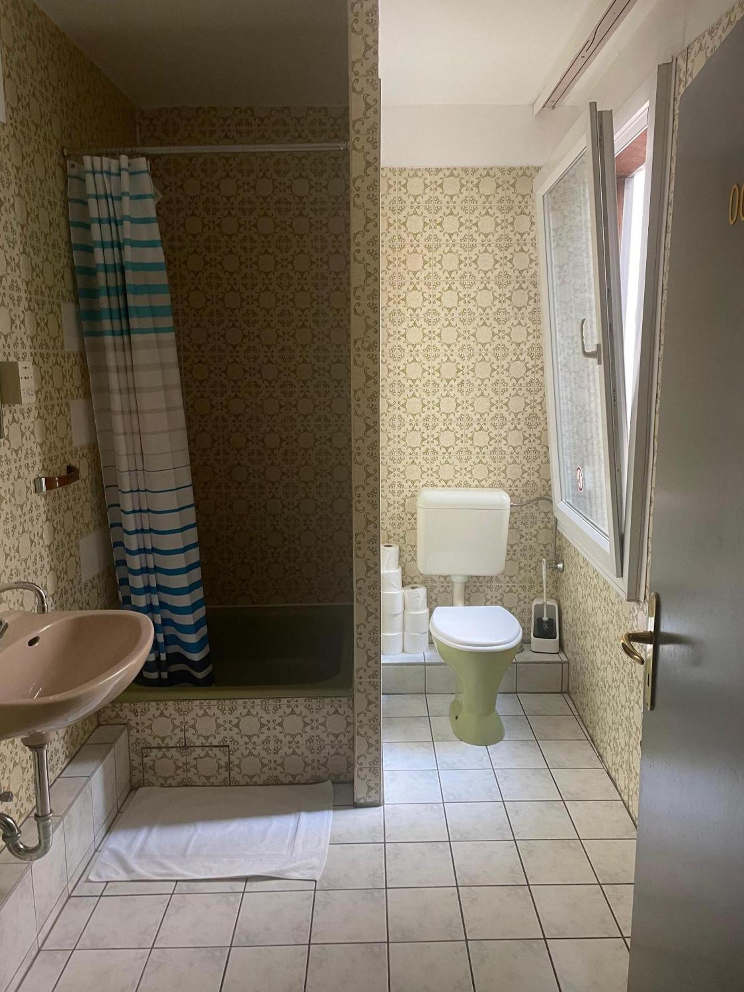 Tweepersoonskamer met Gedeelde Badkamer