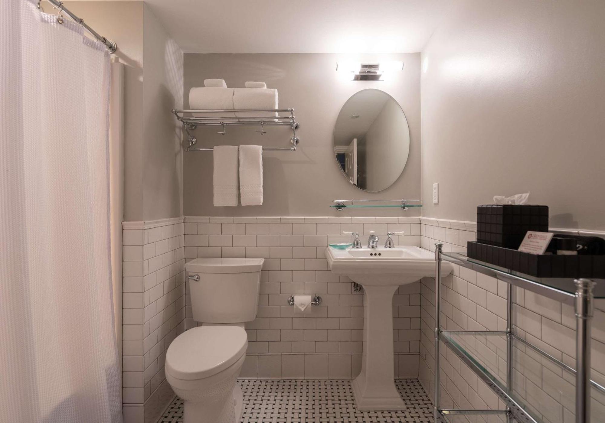 Standard Queen Room