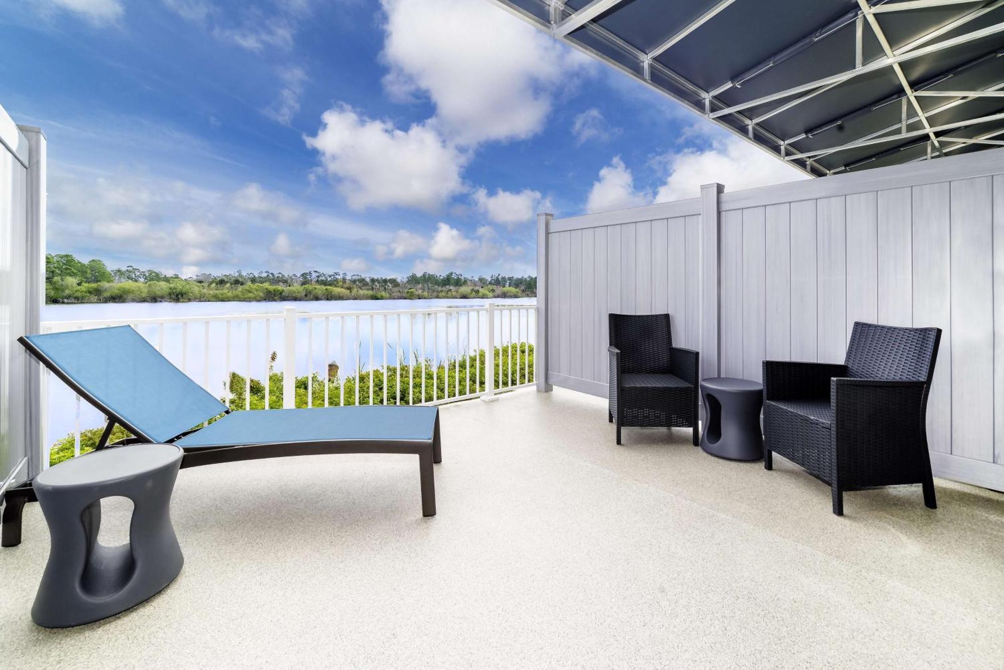 Standard King Room with Balcony/Non-Smoking