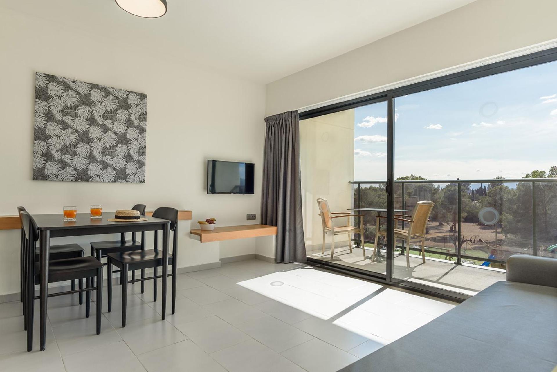 Habitación Doble con vistas parciales al mar