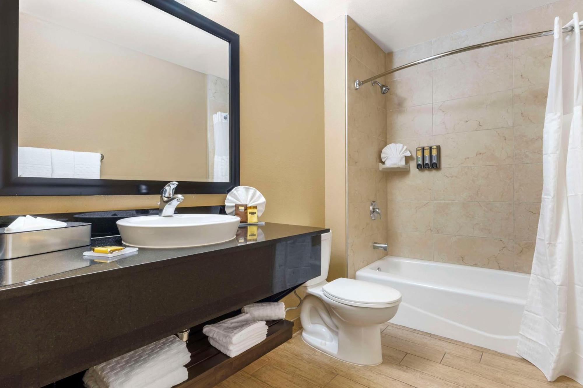 King Room with Kitchenette - Non-Smoking
