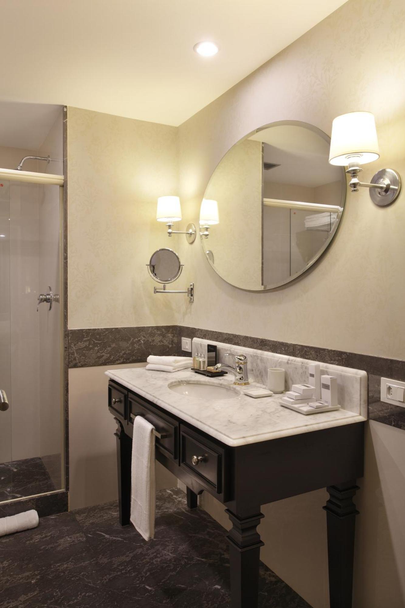 Superior Twin Room with Partial Ocean View