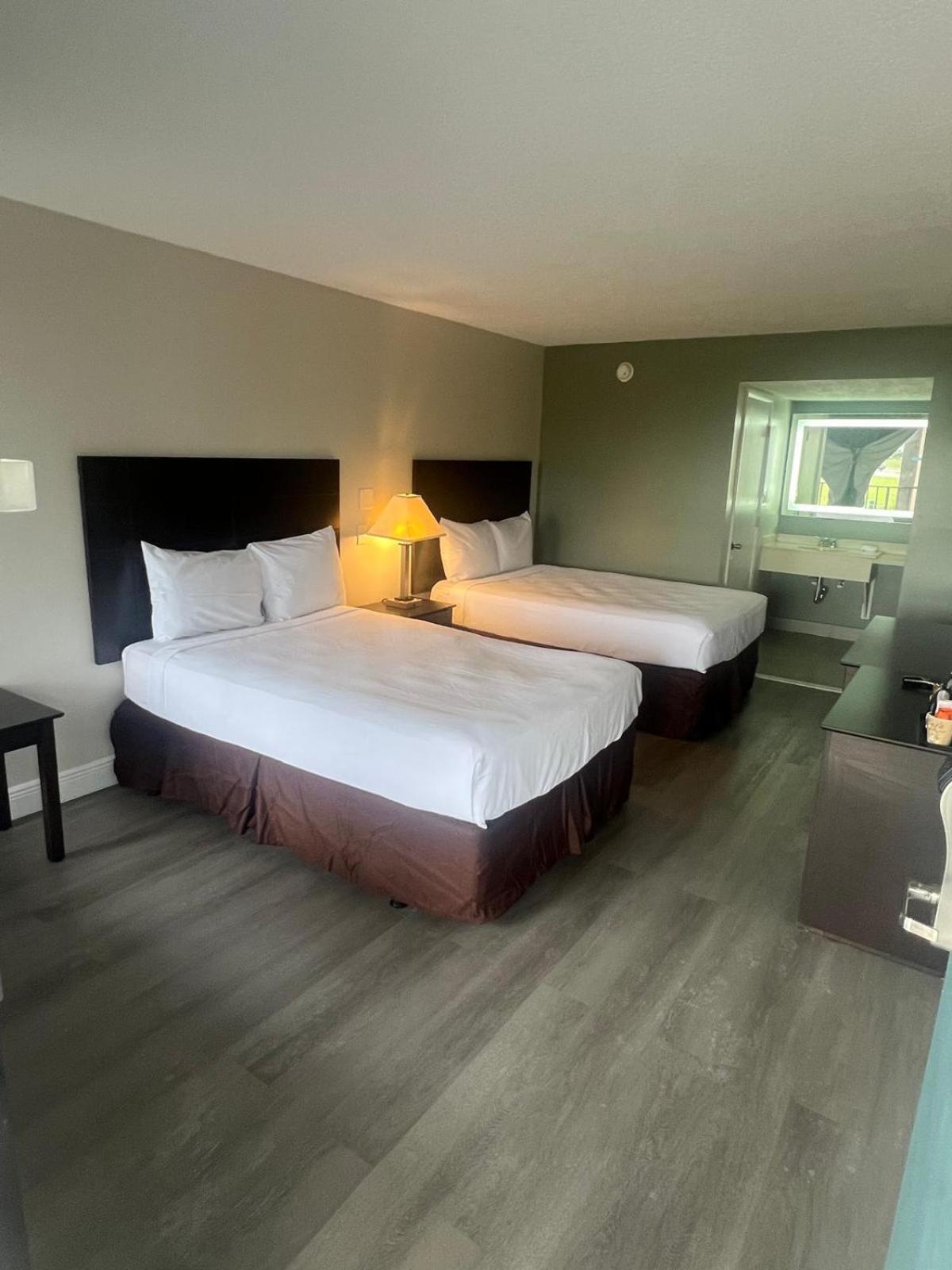 Queen Suite Two Queen Beds Sofa Bed Non Smoking