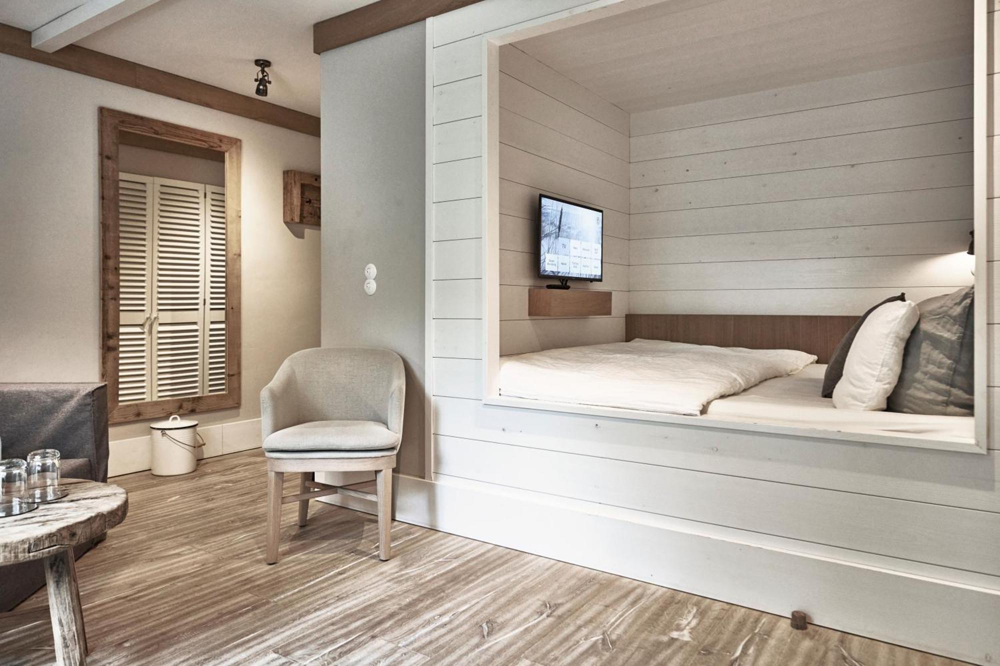 Classic room partly alcove bed