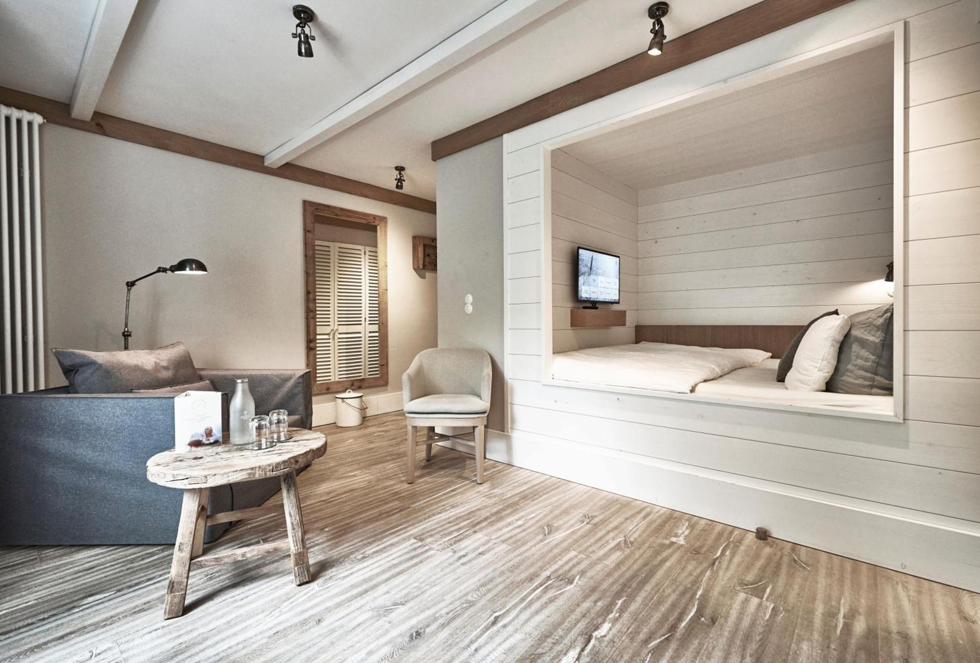 Classic room partly alcove bed