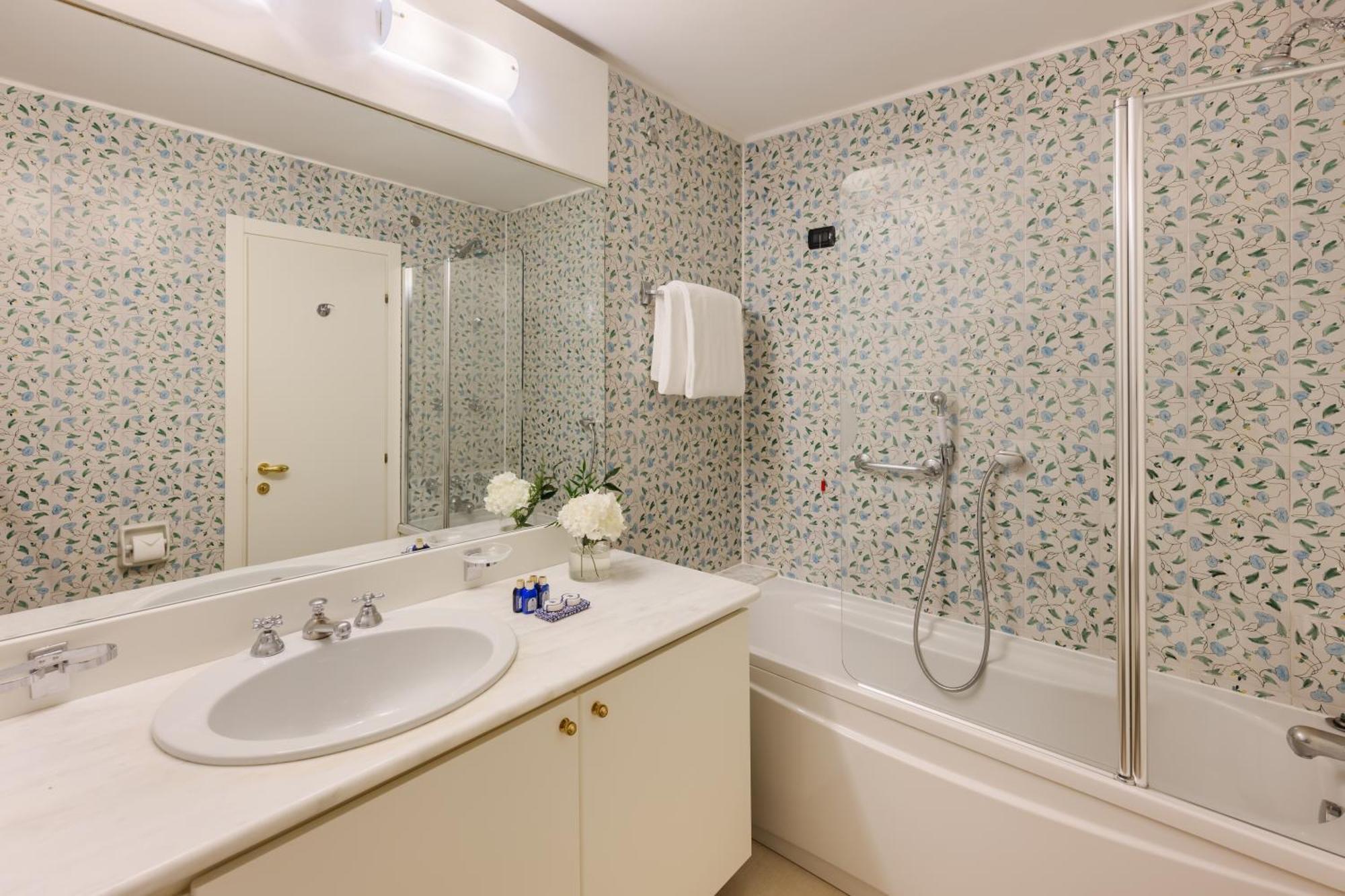 Double or Twin Room Lake View