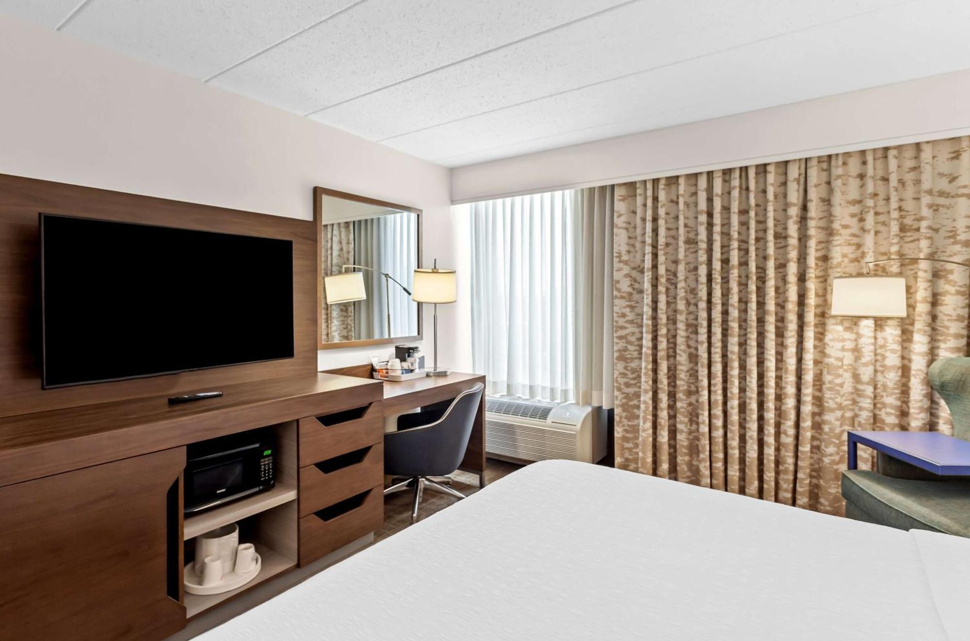 King Room with Accessible Tub - Mobility and Hearing Access/Non-Smoking