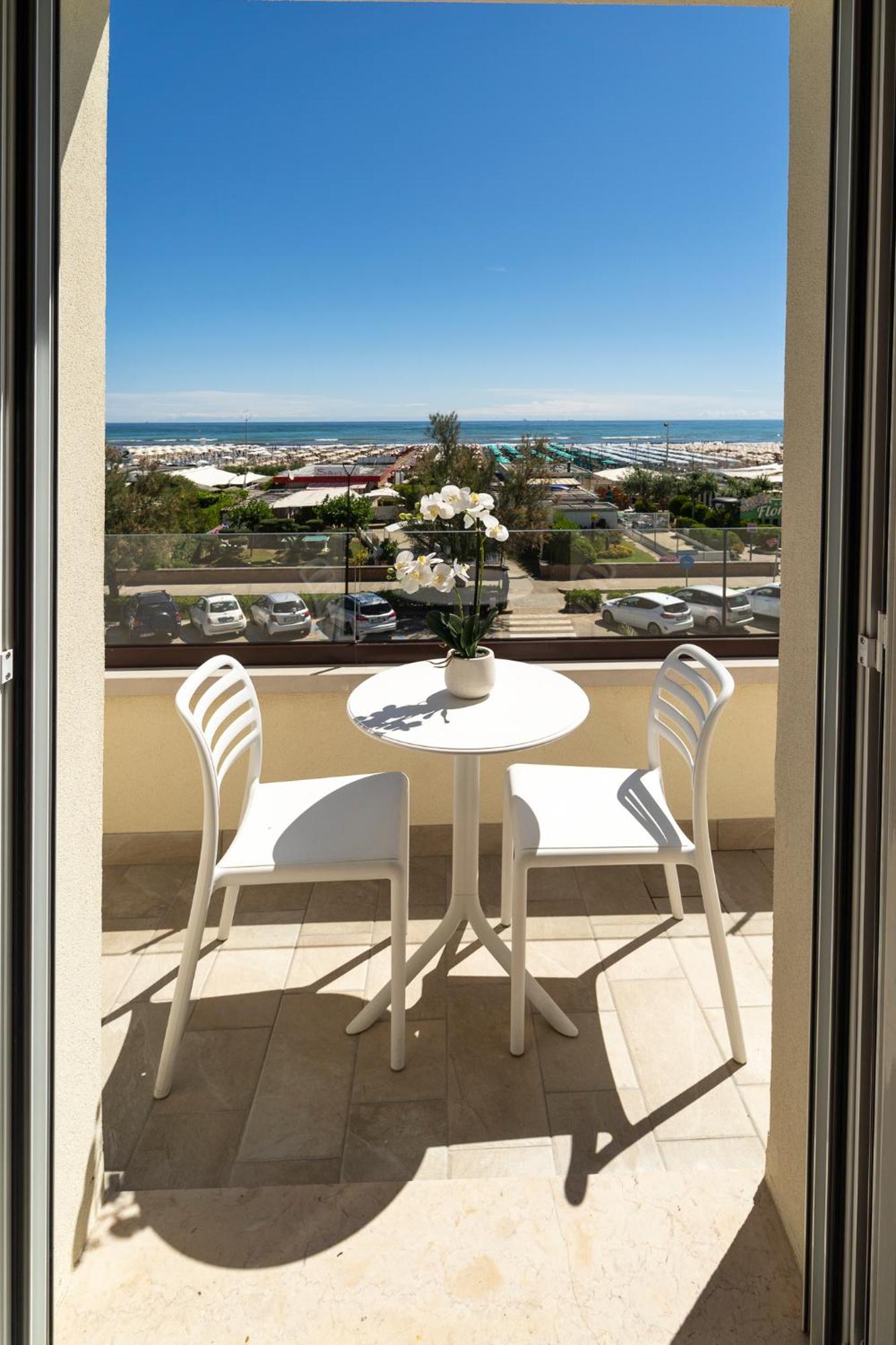 Camera Matrimoniale con Balcone e Vista Mare