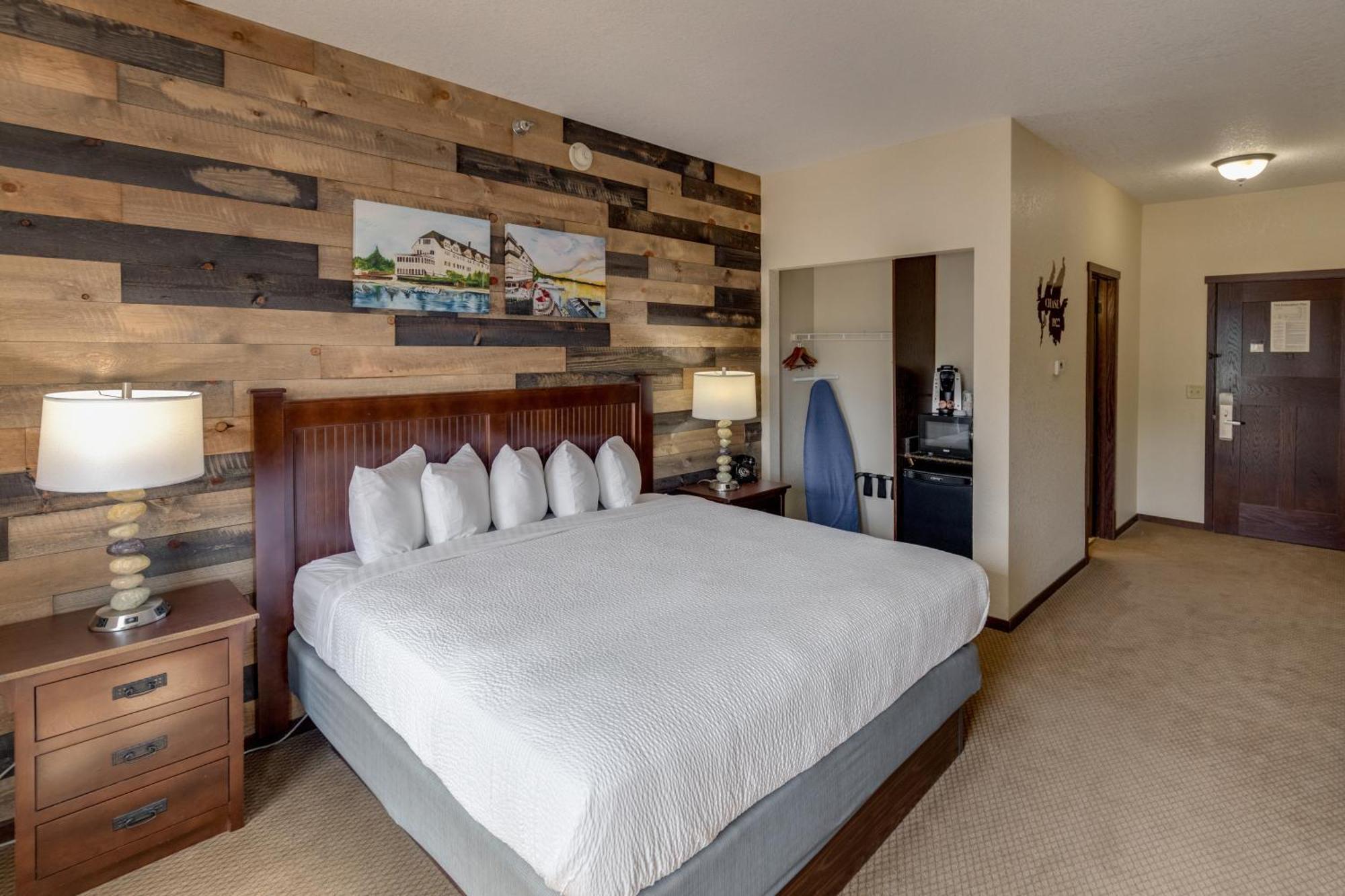 King Lakeside Room