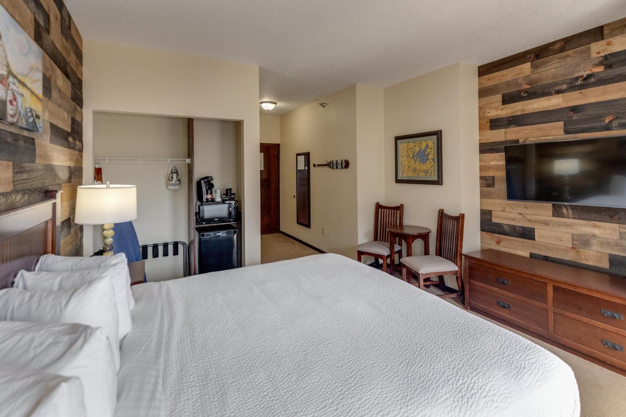 King Lakeside Room