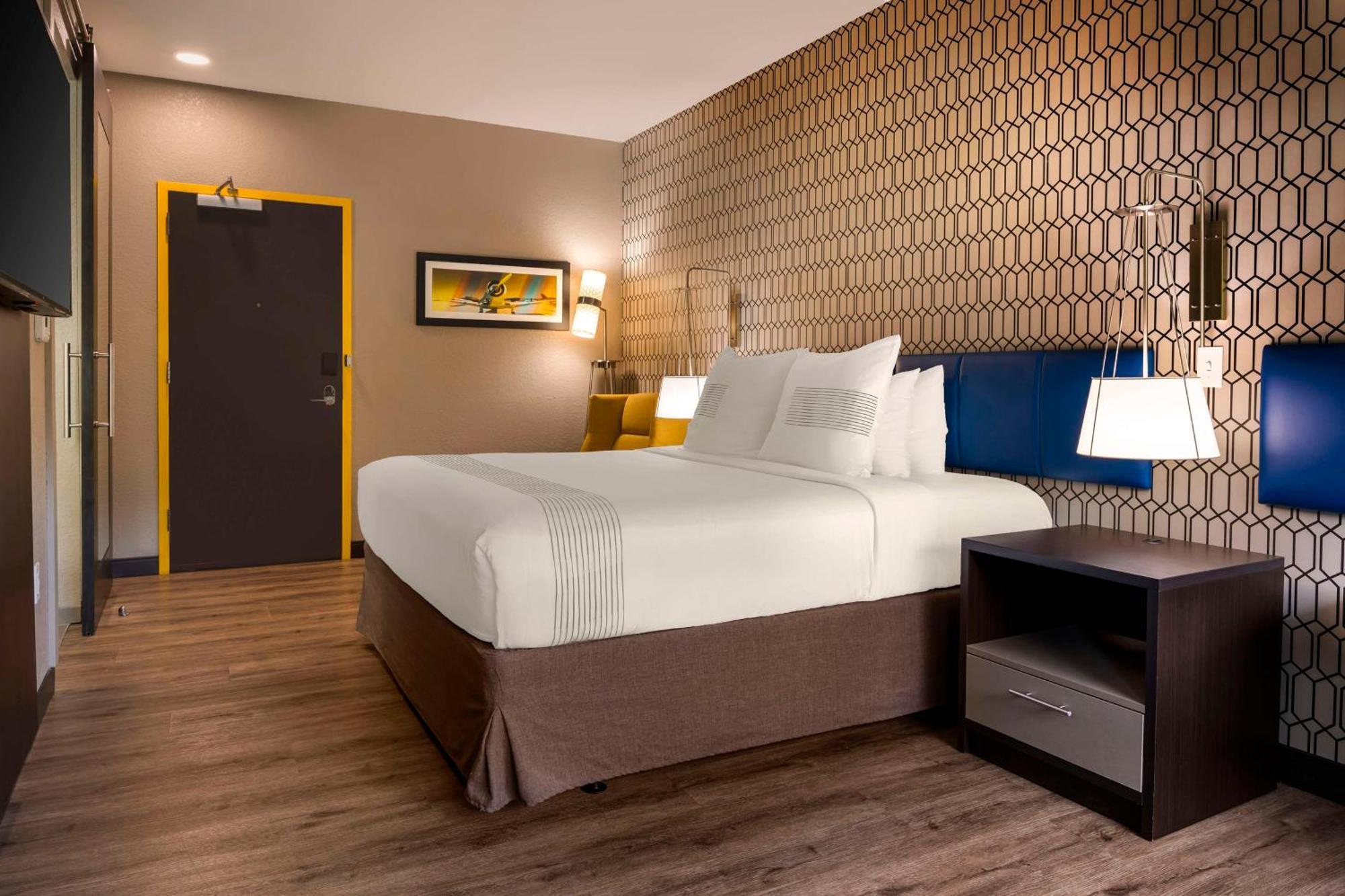 King Room Roll Shower Disability Access or Non-Smoking