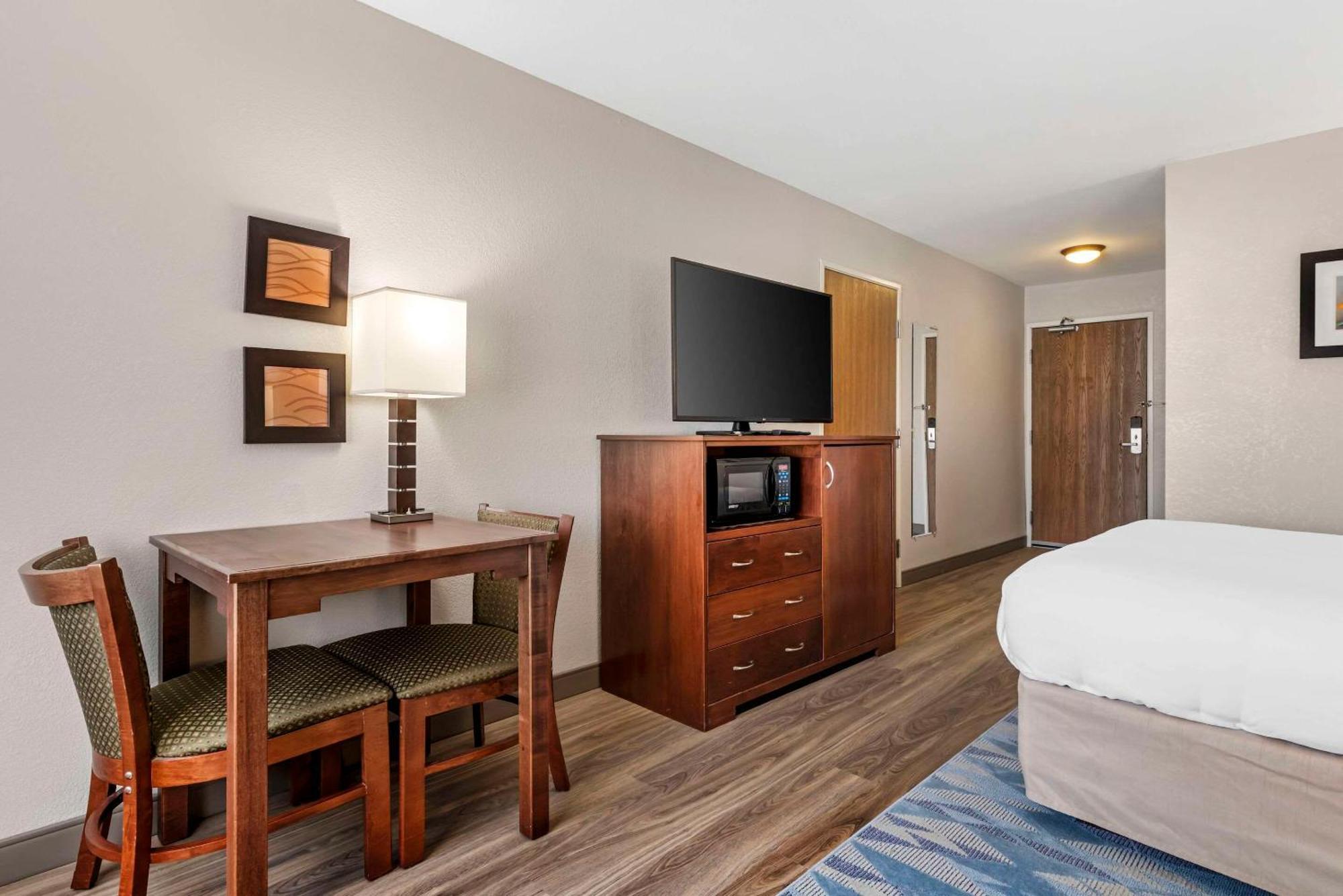 Queen Room with Roll-In Shower - Accessible/Non-Smoking