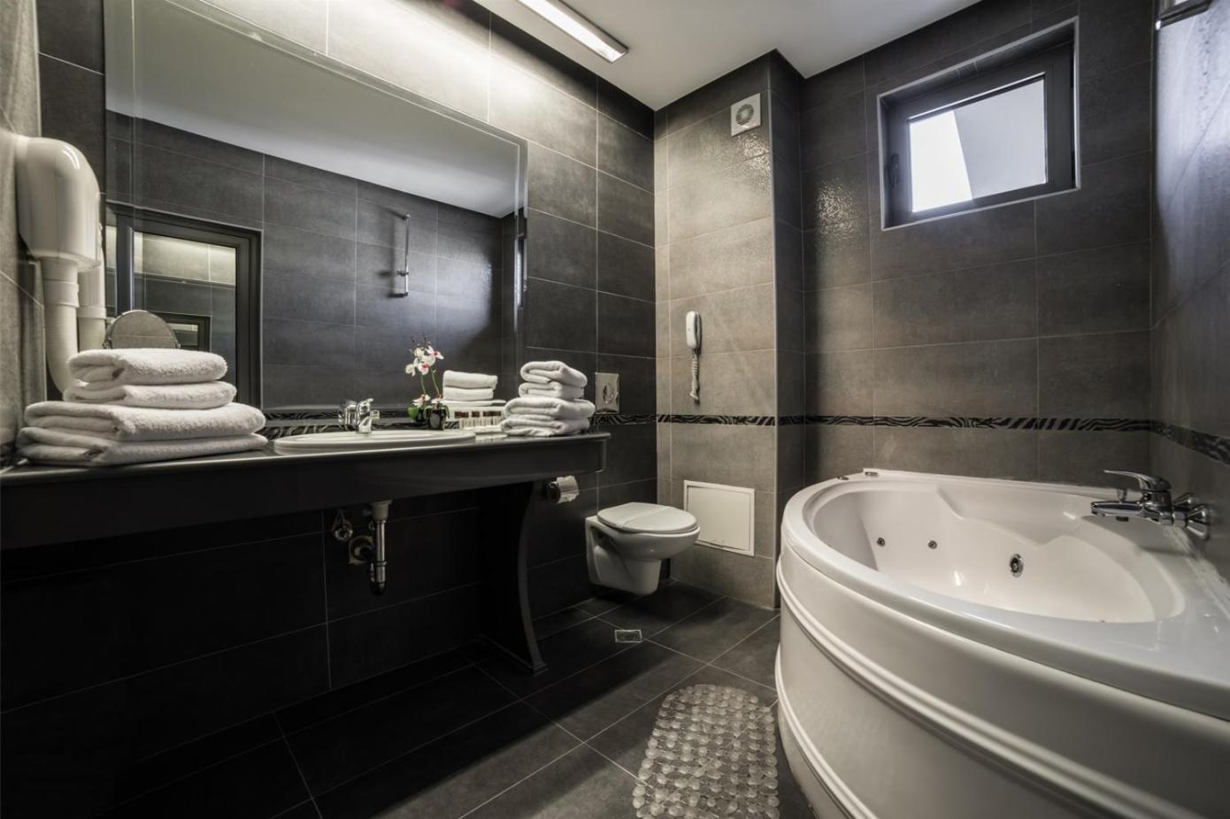 Two-Bedroom Apartment Hot Tub
