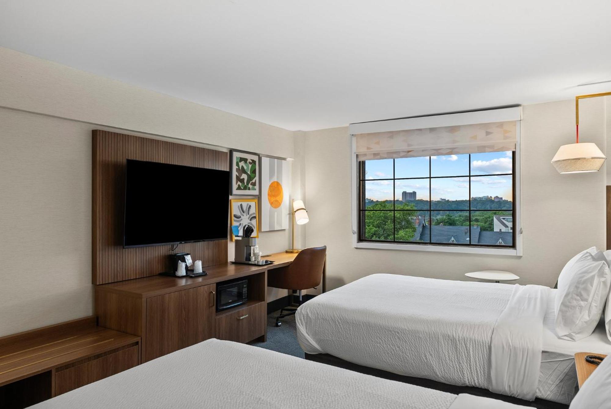 Premium Two Queen Canadian Skyline View